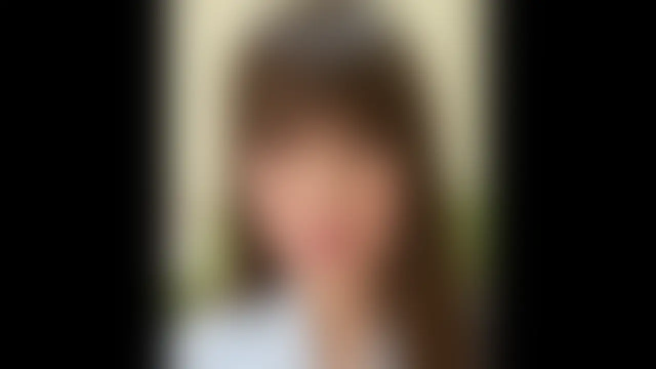 バイトのオンライン面接中に電マでオナニーする関西弁の女。

先日、趣味でエロ動画を撮ってるという若い女の子から連絡がありました。
メールで話を聞いたら、簡単に言うと「私の動画を販売してもらえませんか？」とのことでした。

「まぁ、内容次第ですかね」なんて話をしつつサンプルを送ってもらったところ、なかなかユーモアのある作品でしたので、彼女の希望通り委託という形で『YENちゃん』で販売させていただきます。

素材は大量にあるんですが、まずは彼女の『オナニー動画』を公開させていただきます。

でもこれ、普通のオナニー動画ではないんです。
この子、わざわざバイトのリモート面接中にカメラを設置してオナニーしてるんです。

すごくないですか、このユーモア。
まさに今この時代にしかできないアイディアを考えて、実行しているあたりにセンスを感じます（笑）。

始めは指で股間をサワサワ…
その後、パンツ越しに電マを当てて、最終的にはパンティを脱いで直接マンコに電マを当てるという流れになっています。

途中で面接官に不審がられてますが、リアリティがあってそれもアリです。
愛嬌があって可愛い子ですので、良ければ見てあげてください。 (2/2)