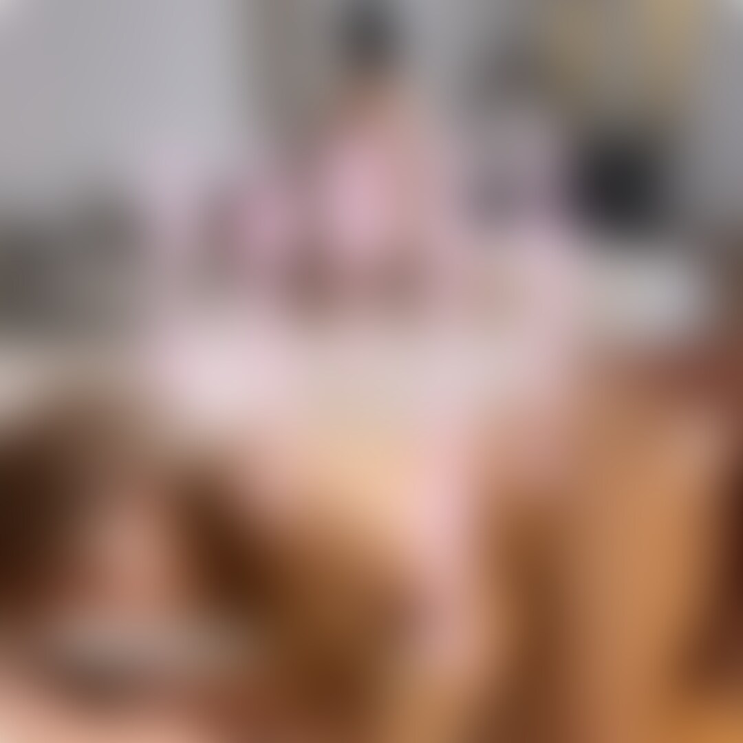 ㊗️寝取られ新作です♥️(一般会員Ver)

めっちゃ久しぶりの寝取られ🫣💦

お相手は以前お世話になっていた男性です♥️

お互い緊張してカメラの前で話してたけど、優しく愛撫してくれる感じが懐かしくて気づいたら身を委ねていました…。

背中に彼のものが熱く硬くなっているのが分かって、お互い全裸になります🫣

彼は全身を愛撫してくれて、私はそれに応えました。

そして遂に旦那さんの前で結ばれました…💕

是非本編を見てね🥰

いっぱいいいね、感想お待ちしてます♥️ (2/2)