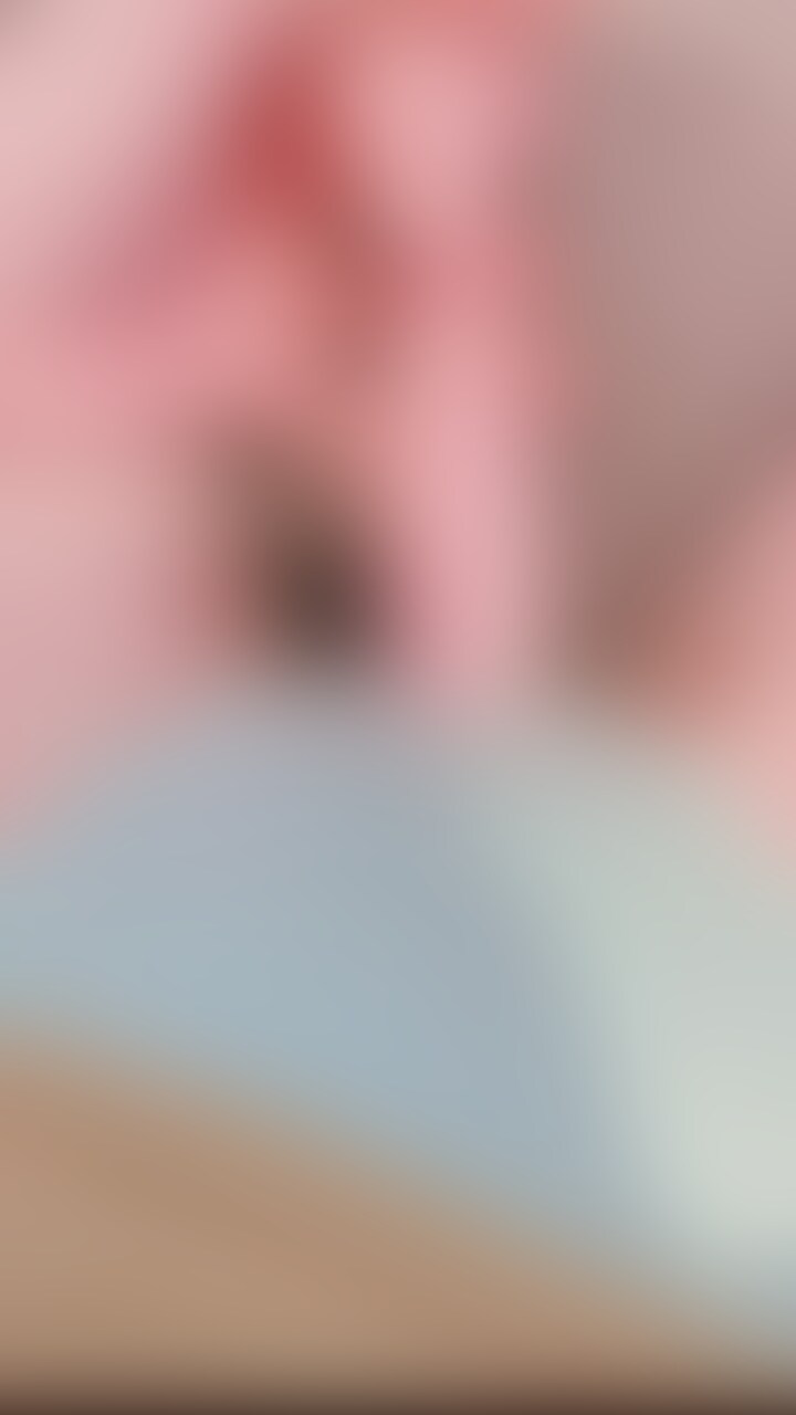 リモートワーク中に我慢できなくなって…
仕事部屋で椅子にまたがって対面座位みたいに腰振りながら、クリにおもちゃ押し付けておなにーしちゃった🥺
手持ち撮影でぶれぶれだし、いつもと撮影場所違うので暗めだけど、それが逆にリアル感増し増しかも💓
(お腹すいてるのに性欲に負けておなにーしちゃったのでお腹の音入ってます笑) (2/2)