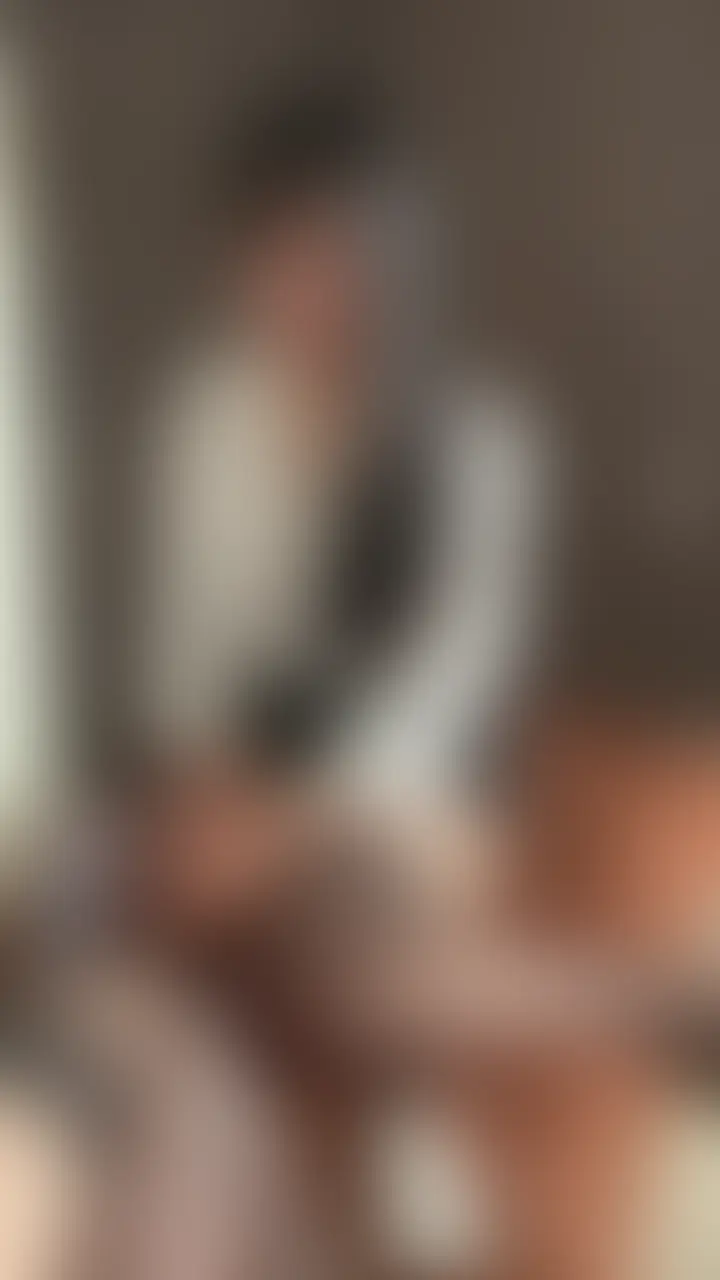 店休の日に2人で練習しようと思ってお店に行ったんだけど…
最初はねちゃんと練習してたんだよ💕
でもね…麗華が買ってきたお酒飲みながら
ちょっとふざけてたらこんなことになっちゃった💦
「なんで2人ともディルド持ってるの⁈確信犯でしょ⁈」
というご指摘…ごもっともです_(._.)_
そうです確信犯です…
私たちはいけないことをしてしまいました💦
見つめ合いながらディルドでズボズボ…
あぁ~壊れてしまった2人を見てください
一緒にイケナイことしてる麗華の動画はコチラ💓
🔗 (2/2)