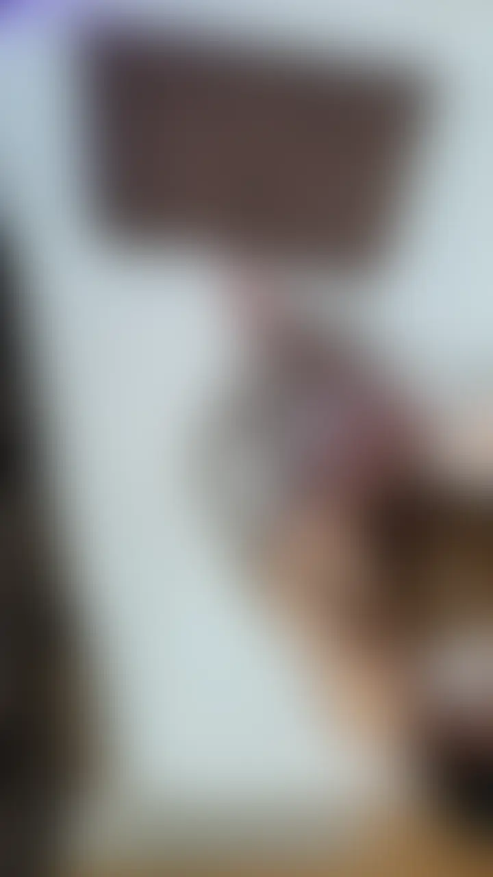 【親友の事が好きな幼馴染の恋の相談を受けてる時にやりたくなって禁断のH】

せいら【21】
天井カメラ　裸

俺としょうやとせいらは幼馴染
小さいころからずっと見てきた

せいらが俺の幼馴染のしょうやの事はずっと知っていた
正直僕はせいらの事は別に好きじゃなかった

せいらの恋の相談を聞いてると「こいつかわいくなったな、やりてーな」って思ってきましたｗ

「りょうカッコいんだから彼女作りなよ」って言ってくるのを聞いて
正直「やれる」と確信した

落ち込んでるせいらに優しく軽くキス
反応をうかがうと
「しょうやがスキだってしってるじゃん」と笑顔で言ってくる
これはいけると長めのディープキス
次第に気持ち良くなったのかせいらも僕の首に手を回しキスをしてくる

そのままベットにあげアソコをさわるともうびしょびしょｗ
「りょうそこ気持ちいい！」と
軽くイカせる　ちょろい

そしてせいらにも舐めさせる
これが！せいらのフェラがやばかった・・・
喉奥でおれのちんを全部呑み込む

もう我慢できずクンニでいかせて

挿入しようとすると
「3人の関係崩れちゃうししょうやのことも好きだから」と我に返る
が！無視して挿入

そんなこと言っといて
「りょうきもちいい！」「りょうイクーー！」とイキまくりｗ

中に発射したあとラブラブのハグとキスでしめた

最後「りょうカッコいい！」って言われ
「りょう好き」って言われたよｗ

しょうやごめんな
お前もせいら好きだよな・・・

タグ
素人　個人撮影　巨乳　変態　ハメ撮り　美乳　美女　乳首
お尻　フェラ　手コキ　中出し　騎乗位　生ハメ　顔出し
パンチラ　NTR　ギャル　下着　ミニスカ (2/2)