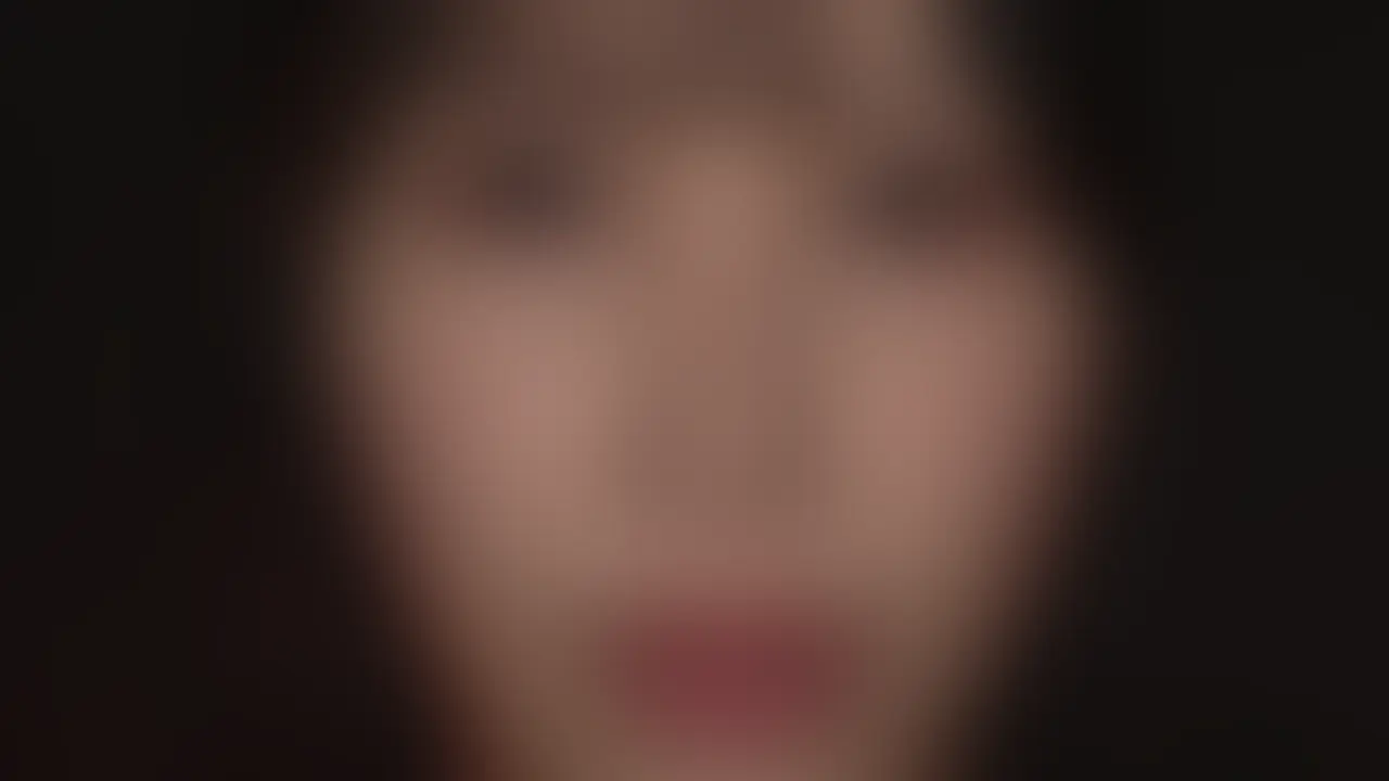 【第3話】美人刑務官・広瀬美結の理性が音を立てて崩れる「あははっ!だめぇっ、そこはぁ!あははははっ!」二人掛かりのオイル猛攻で完全敗北
「あははっ!だめぇっ、そこはぁ!あははははっ!」
毅然とした態度で囚人を管理してきた広瀬美結刑務官。しかし、彼女を待っていたのは、更なる過激化を遂げた「治療」という名の蹂躙だった。上層部の思惑により、プログラムは二人掛かりの執拗な猛攻へと進化。椅子に両手を固定された美結の身体に、ヌルヌルとしたオイルが塗布される。
二人の囚人による、悪意ある指先の波状攻撃が開始される。脇腹、胸元、そして全身の敏感な部位が、オイルで感度を極限まで高められた状態で容赦なく弄ばれていく。
「ふひっ、あはははっ!おかしくなるっ!あははははっ!」
抗う術を持たない彼女は、スリムでしなやかな肢体をくねらせ、ただただ笑い声を上げるしかない。普段のクールな表情は消え去り、羞恥と快楽に顔を歪めながら、理性が溶けていくのを全身で体感している。
ついに、大きなおっぱいに隠された乳首までもが、二人の指先で交互に蹂躙される。
「ひゃはははっ!いひひっ、やめてぇっ!壊れちゃうっ!あははははっ!」
二人掛かりの連撃に、美結は限界を突破。白目をむいて崩れ落ち、理性など微塵も残っていない姿を晒す。乱れた髪と荒い息、オイルで光り輝く白い肌が、屈服しきった刑務官の無様な敗北を物語っていた。 (2/2)