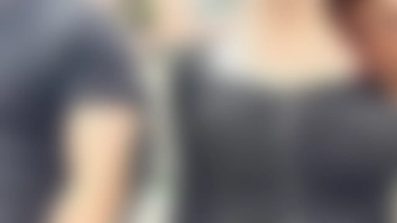 私が勤めて初めてのお客さんが離婚してしまいました😭
打ち合わせの時はあんなに仲良かったのに、世の中って残酷、、、
離婚報告でカフェで新郎さんと会って解散してたら、目の前にホテル街🏩
新郎さんから「休憩しませんか?」に私のNTRセンサーが発動💓
離婚してるから寝取りではないかもしれないけど、悪いことしてる気分で大興奮♡
再婚するまでならmyfans載せていいよと言ってくれたので公開しちゃいます。
再婚報告きたら消します! (2/2)