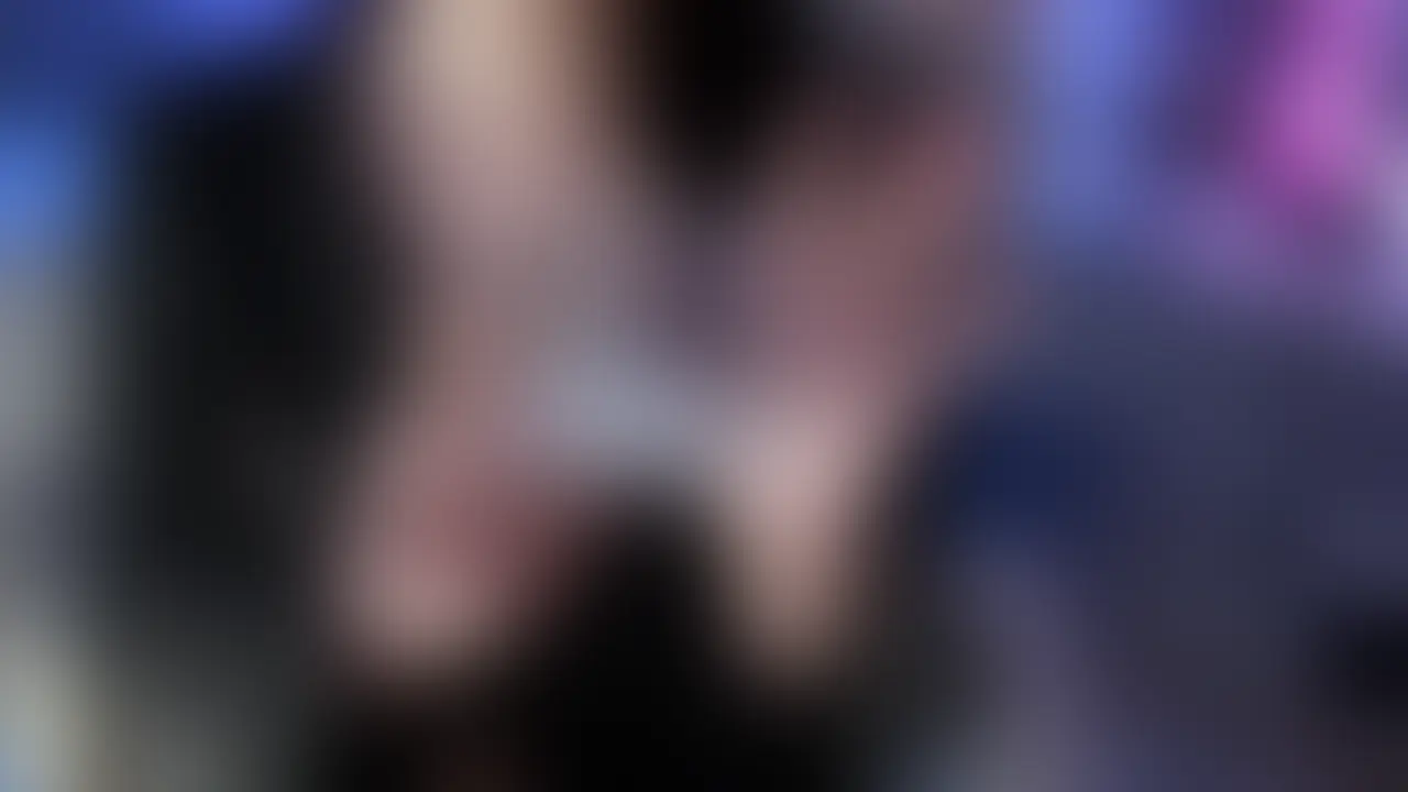 完全顔出し♥️

わいちと一緒にオナニーしよ？🫰🏻💗
Xで大人気の氷で乳首オナニーのフルバージョンですっ！

氷の日に氷でオナニーしちゃった🩵ྀི

する前は " 気持ちいいのかな…？"
ってあんまり期待してなかったんだけど…

なにこれきもちっ…♥️
って新しい快感を覚えてしまいました(,,- -,, )

この日は女の子の日なのにムラムラしちゃって
乳首だけ触っちゃお…って撮ったんだよね…

だけどやっぱり乳首だけじゃ我慢できなくて、、

パンツがとろとろの愛液で
しっかり濡れちゃってる感覚があって
相棒の電マ召喚しちゃいました(ˆ . .ˆ)っ♡

乳首いじいじツンツンしてるのと、
おっぱいドアップのパイズリと、
イキ顔ドアップが全部見られます…⁄( ⁄› ⁄ ⁄‹ ⁄ )
はずかしい…♡

好きなシーン見つけて教えてね♥️ (2/2)
