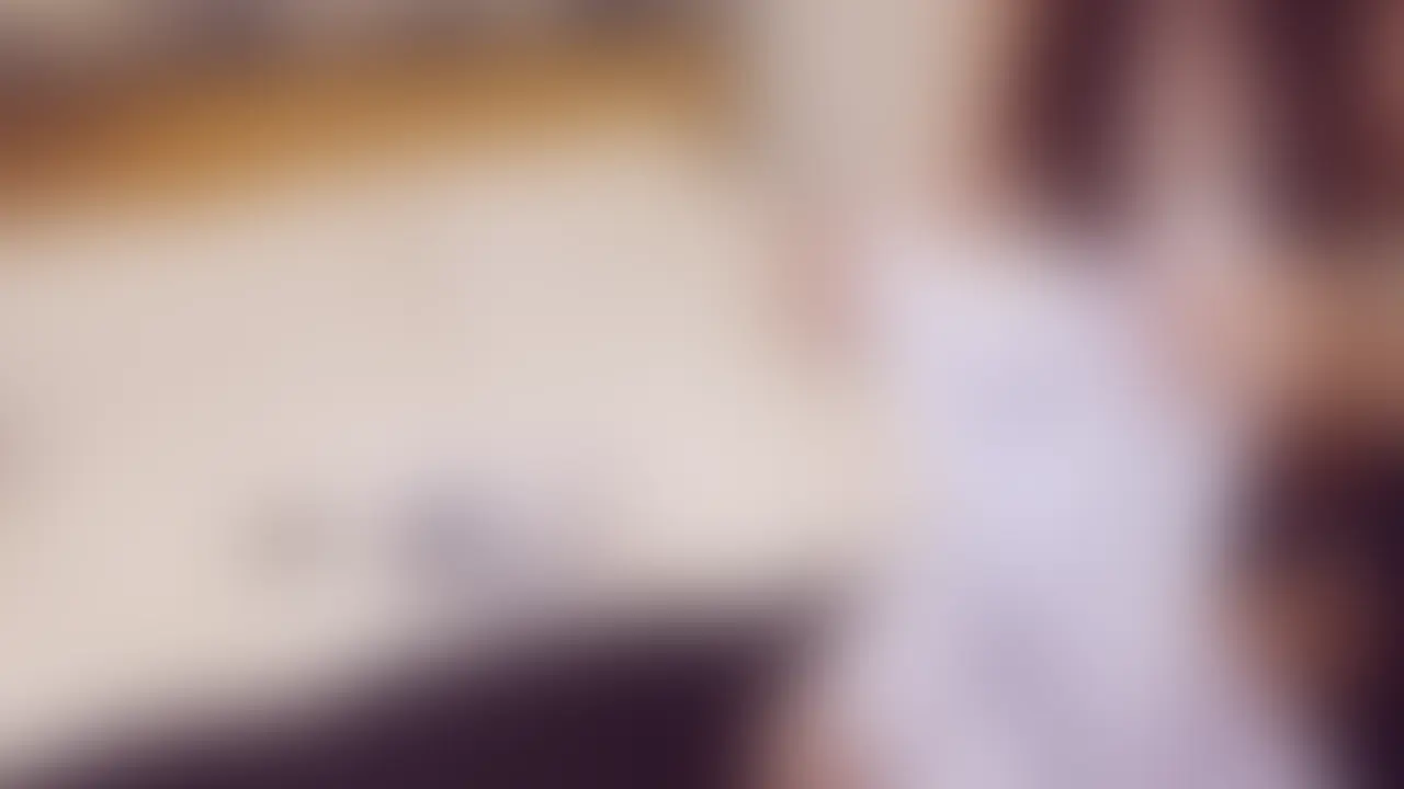 [airi 妄想#003] 制服コスプレ中、ベッドでくつろいでパンチラ解禁


なんとなく目に留まった女性がいた。
もちろん、話しかけることなんてできない。
名前も知らない。でも、こうして勝手に想像してしまう——
『もしも、あの子があんな姿を見せてくれたら』って。
これは、“ある中年男の妄想”です。


airiは、都内の会社で働く27歳のOL。
今日は在宅勤務のはずだったけど、「どうしても家じゃ集中できない」と言って、気分転換にビジネスホテルを予約したらしい。
Tシャツにミニスカートというラフな格好で、ノートPCを開いている姿が妙に絵になっていた。
だけど、その無防備な脚に、つい視線が吸い寄せられてしまった。
…いや、全部俺の妄想だけど。

たまたまホテルの自販機の前で、すれ違っただけなのに、
あのふわっとした雰囲気と、どこか気の抜けた笑顔が、ずっと頭から離れない。


…もしかして今、あの部屋で、ひとりで淫らなことをしてるのかもしれない。


ブルマの次は制服——
airiはホテルの静かな一室で、誰にも見られない“趣味の時間”を満喫していた。
シャツのボタンを整え、プリーツスカートのシワを手で軽く払って、鏡の前でひとまわり。
満足げな表情のままベッドにダイブすると、スマホを手にゴロゴロとくつろぎ始めた。

脚を崩して寝転がるたびに、スカートの奥がふわりとめくれる。
制服姿のまま、だらしなくベッドに転がるその姿は、まるで“見られること”を前提にしているようで——
自覚があるのか、ないのか。
そんな無防備なパンチラが、今日も俺の妄想を止めてくれない。 (2/2)