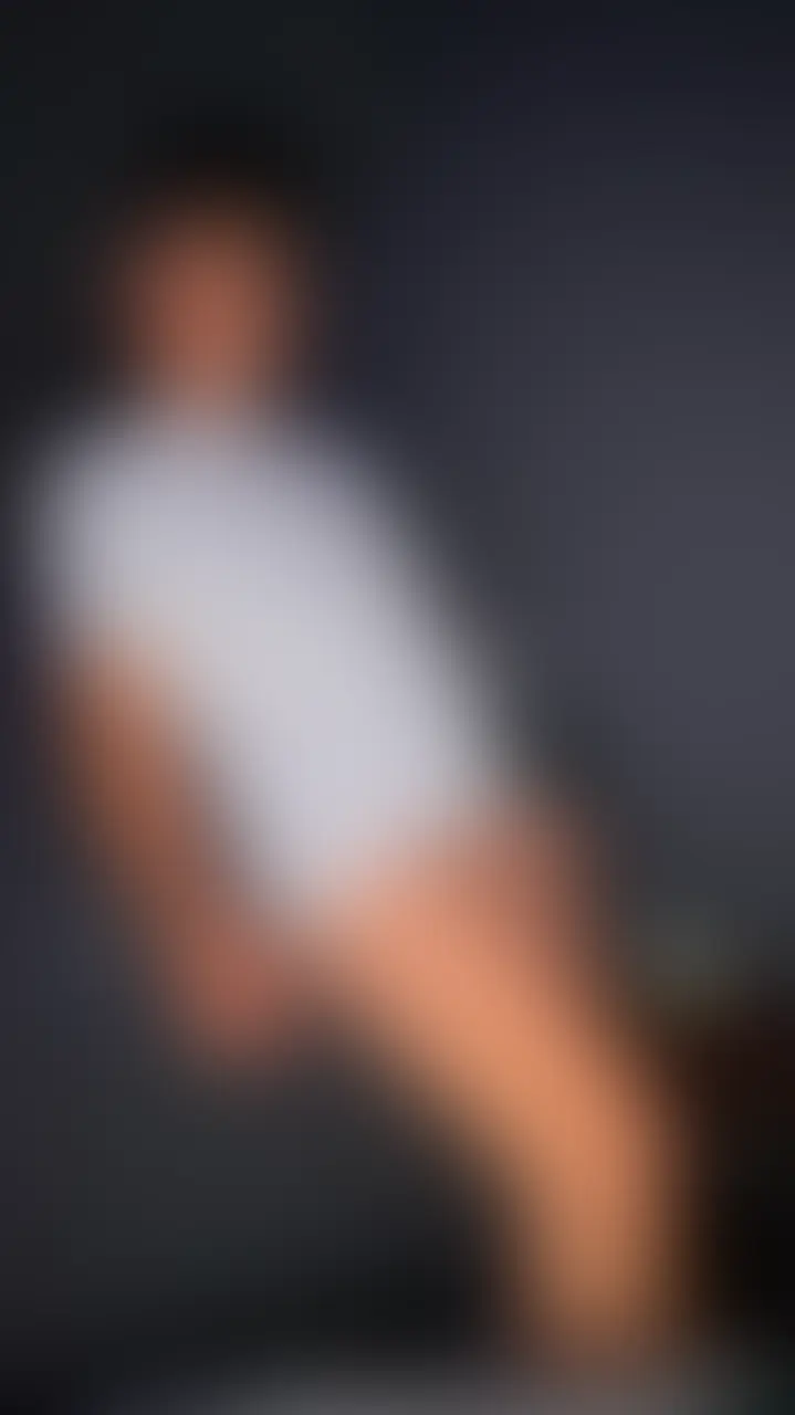 仕事帰りで来てくれたら👦、どんなちんぽかなぁってパンツ脱ぐともうギンギンに勃起しちゃってた sample 1