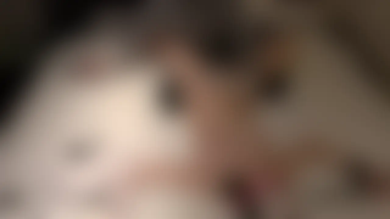 くすぐりが苦手な女子大生みこちゃんをくすぐりでいじめちゃう動画も、いよいよ快楽責めも追加されてエッチ度アップ〜!
くすぐられながらも、乳首をくりくりされちゃって、わきも乳首も一緒にこちょこちょされて笑っていいのか感じていいのか混乱してる姿がめっちゃえっっっっちなので絶対見てね♪
「あっ…あぅあぅ///」ってリズミカルに乳首をいじられて感じてる姿は可愛くてキュンキュンします♡
2週連続更新予定なので、次回もお楽しみに〜! (2/2)