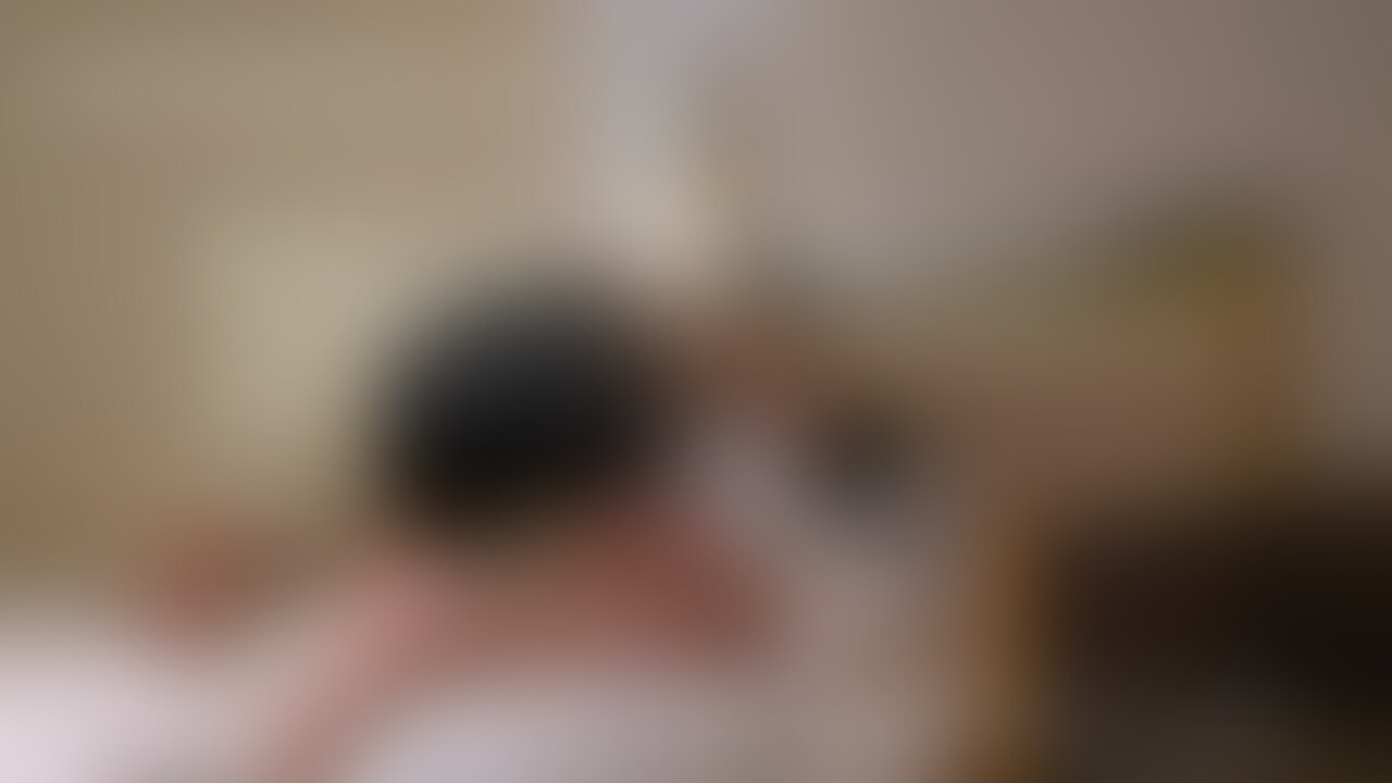 その1
単独さんが早く到着したので、ヨシはまだシャワー浴びておらず、ふたりとカメラを残してシャワーに…
シャワー浴びてるとき気が気じゃなかった…
で、戻ると…。喘ぎまくってる…。
手マンされて、イカされまくったと思ったら、今度は自らおちんぽを触りフェラしにいく始末…
いつも旦那にするのより丁寧に舐めてないか?!
そして「キスしない」って言ってたのに…
ベロチュウ…、しかもテコキしながら…。
攻守交代で単独さんのクンニ…
こっちを見ながら「ごめんね…」って言いながらイかされるアキ…
興奮しすぎ撮影放棄してアキにキス…
こっち見ながらの「ごめんね」はアカン…!
で、
自らおねだりして、自らおまんこ拡げて、単独さんのデカチンを…
あーあ… (2/2)