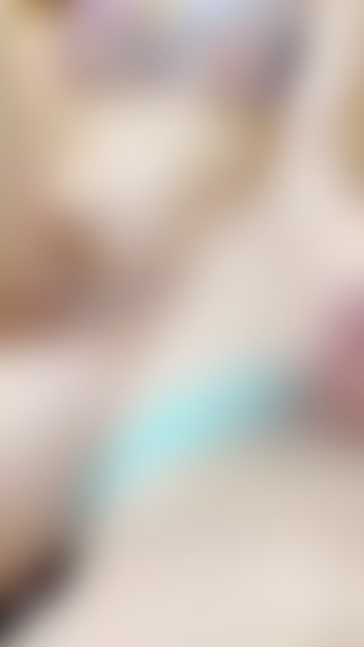 痴女妻からのフェラと手コキ… 「メス豚、包茎短小早漏、挿入させない、寝取られて当然、満足されられない」と責められブラとパンティを履いてバカにされるM旦那。。。
 
途中から四つん這いになり顔を蹴られながら「キモい、メス、他人棒フェラして興奮するドM」と罵倒… 
最後は触ってもいないのに脳イキしながら、勝手に出しちゃう情けないM旦那… (2/2)