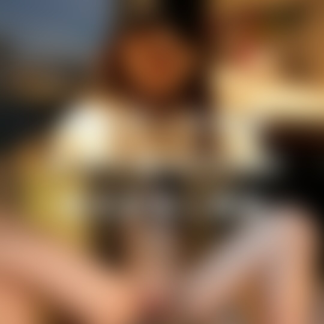 【独占配信】フルボッキ乳首セレブ妻HITOMI  目隠し○○○で雌犬化　充血したおま○こに執拗にバイブ攻め　ベットへ首輪をつけてお散歩○○○　

最近のお気に入りのHITOMIさん、なんといってもスレンダーな体型でこのフルボッキ乳首が特徴的で、フェラも超絶うまくていつもフェラだけでギンギンにさせてくれる具合のいいクチマンコです😎

この日も旦那様から貸出をしていただき、R子ちゃんと複数パーティーの予定でしたがR子ちゃんが急遽、生理になってしまったとのことをHIROくんから連絡をもらい、HIROくんが到着する前に我慢できずに目隠し○○○のスタートです😎

目隠しをして首輪をした瞬間に雌犬スイッチが入って自分から乳首をいじり出し、おま○こを充血させておチ○ポくだいと懇願するほんとダメな人妻です・・・

おま○こをいろんなおもちゃでイジメたあとはそのままソファで体勢を入れ替えて馬乗りフェラでチ○ポをクチマンコへねじ込んでボッキさせてから騎乗位とバックで攻め立てて

首輪を引っ張ってベットへ移動させて乳首なめご奉仕でおちんぽくださいと懇願するので騎乗位ポジションで自分からチ○ポを充血したおま○こへ挿入して腰を振りイキ狂うダメな雌犬です。。。

続きはサンプル動画と画像やXなどのポストをご確認ください。
レビュー特典もご用意してますのでお早めにダウンロードをお願いいたします。

▼作品の詳細
・フレーム：1920×1080  （配信用は 1280 ×720）
・配信時間：41:28（冒頭のサンプル動画を含みます）
・動画形式：mp4

▼レビュー・コメント特典（○○○のみ）
・高画質Ver（限定50個）をプレゼントします。
・オフショット＆シャワーシーン (2/2)