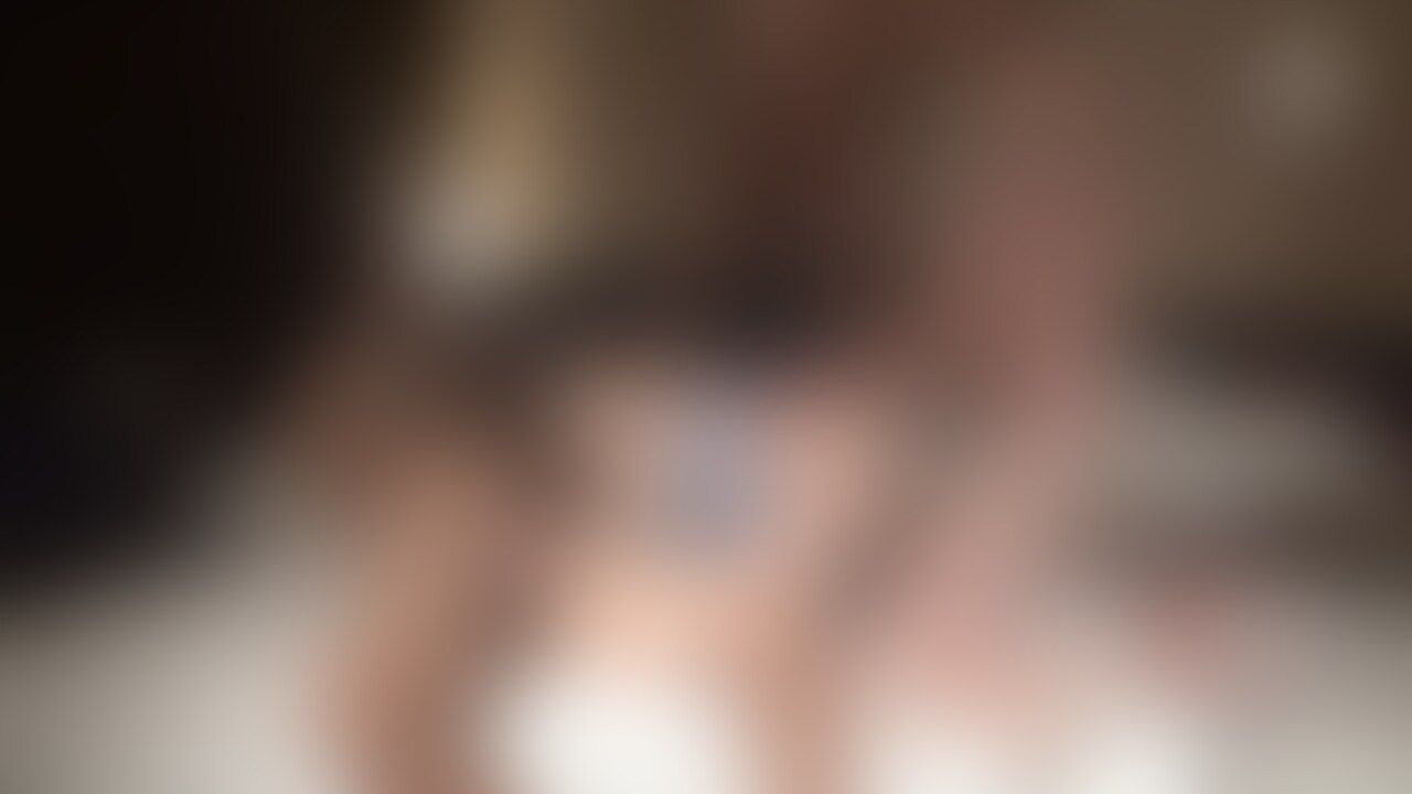 Twitter動画の別アングルからの生々しいノーカットロング動画です💕
私達変態夫婦のお遊びの雰囲気を感じて頂けると思います❤️
このようなお遊びには罪悪感を感じて、決して積極的ではない妻も、一旦快楽に堕ちると絶頂に達するまで、夫以外の熱い肉棒を求め続けます💕
行為が終わったあとは、急に我に返り!(-_-)を真っ赤にして恥じらう、そんな繰り返しの変態妻で、なんとも愛おしいです😍
よろしければお声かけくださいましたら嬉しいです💕 (2/2)