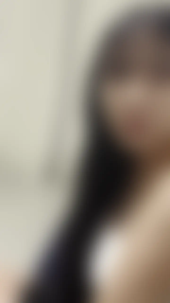 人妻調教日記:旦那を飛び越えやってきた人妻を、居合わせた後輩2人とドメスにした
【内容詳細】
数日後、奥さんは一人で再び自宅を訪ねてきた。
「もう一度会いたくて」
そう言って見せた表情は、前回とはどこか違っていた。
その日は偶然、後輩二人も家に来ていて、突然の来客に思わず驚いた様子だった。
奥さんは少し緊張しながらも、自分の気持ちを隠すことなく話し始める。
誰にも見せたことのない一面を打ち明けようとする姿に、その場の空気は自然と静かになっていく。
前回とは違う空気が流れる中、それぞれが奥さんのドメスに変わっていく姿を楽しんでいた。
身バレしてしまうため、本編でのみ顔を公開します。 (2/2)