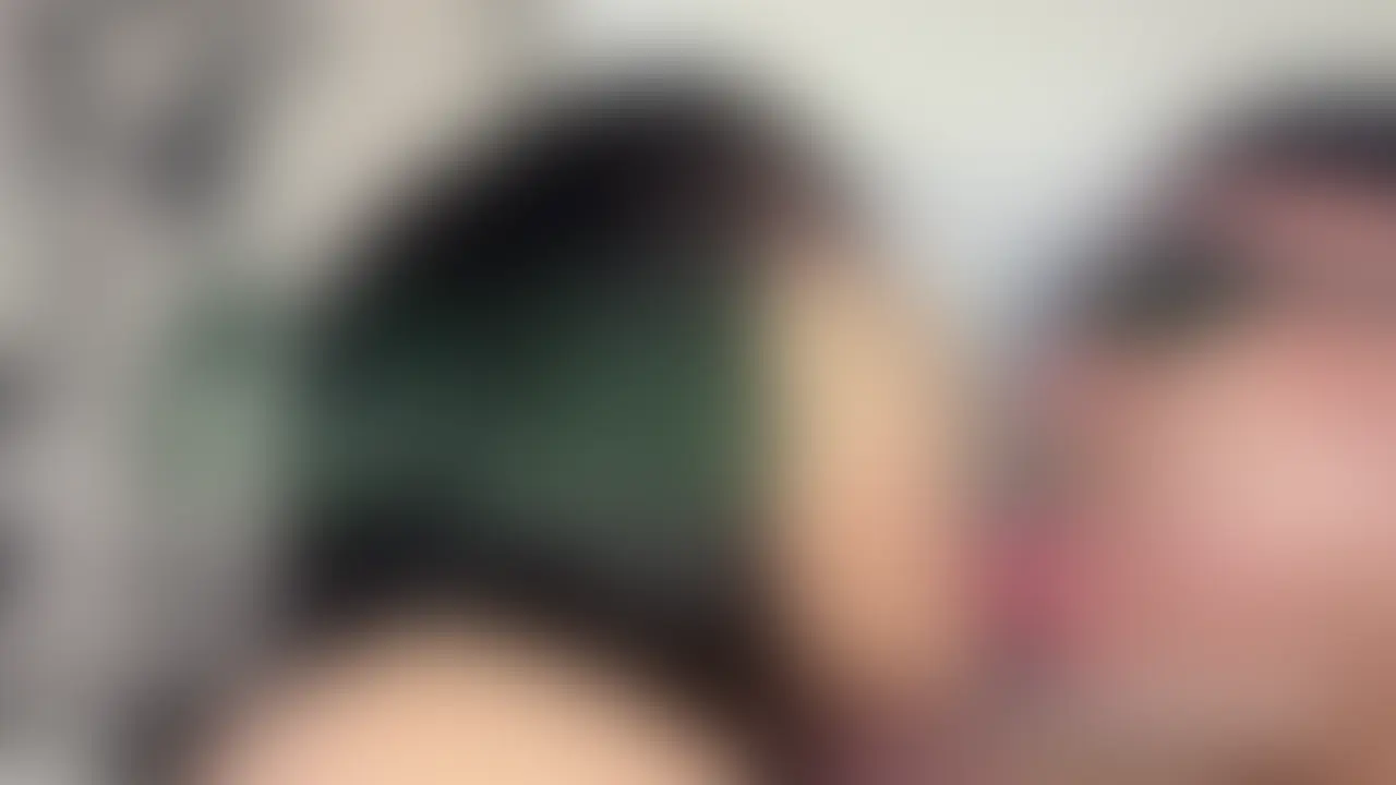 【FREEサンプル動画はこちら】
https://myfans.jp/posts/a8d6b8c0-dfd7-4898-81d1-a22dc7df3fad

美女の濃厚唾臭で脳を溶かす～対面座位で顔面ぐちゃぐちゃにされる至福の時間

＜完全個人撮影＞(58分)
※映像A(顔アップアングル)29分＋映像B(俯瞰アングル)29分の合計58分
※本編完全顔出し
※局部にはモザイク

対面座位で完全に密着。
美女の長い舌が男の顔面を這い回り、頬、鼻、目、耳、口内……逃げ場ゼロでねっとり舐め尽くす。

唾を溜めては「べちゃっ」と吐きかけ、
溜めては「じゅるっ」と垂らし、
溜めては「ぶはっ」と鼻穴にまで流し込む。

対面で座らせた男の顔を、
美女がねっとり、ねっとりと舐め回す……♡

「ほら、もっと舌出して？ 私の唾でびしょびしょにしてあげる」

長めの舌で頬を這わせ、鼻を舐め上げ、目元まで唾液でコーティング。
糸を引くほどの大量の唾を顔面に垂らし、指で塗り広げながら囁く。

「臭い？ でもこれが好きなんでしょ？」

時々自分の脇を差し出して「舐めなさい♡」と命令し、
形の良いおっぱいを押しつけて舐めさせ、すぐにまた顔面に唾を吐きかける。

顔中が唾液でテカテカ、糸が引いて糸が切れなくて、
最後は本当に顔面が唾の海。息すらまともにできない。

[注意事項]

・作品に登場する出演者は公的な身分証で成人以上であることを確認し、撮影の同意もいただいています。
・動画や写真を許可なく2次使用や第3者への譲渡、転載、転売等をすることを固く禁止します。
・無断販売・無断転用をした場合は法的処置をとらせていただき、損害賠償請求を致します。 (2/2)