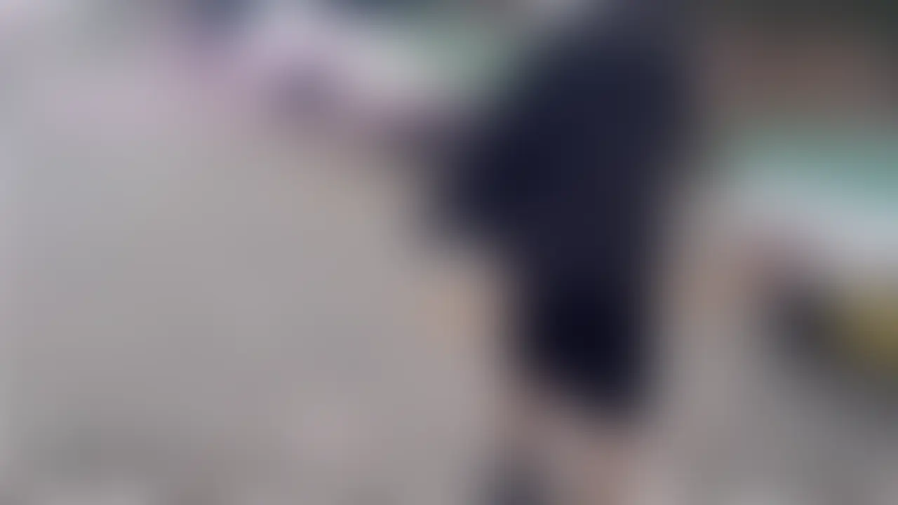 【目元顔出し版】昨年、妻と初めてのカーセックスをした時の動画です。以前は編集が下手だったので、別アングル版とまとめて、再編集いたしました。

※妻は身バレNGの国家資格者のため目元顔出しは高額にさせていただいてます。
顔ぼかし版もあるのでぜひご覧ください👇
https://myfans.jp/posts/a14a6334-8cc4-4f67-99d0-abaa75975236

<動画説明>
カーセックスをしたことがないという妻を説得し、了承を得ました。
（既にほかの動画をご覧の方はご存知だと思いますが、今ではカーセックスが大好きになってしまった妻です）
さらに、家を出る前に水色のひもパンを履くように命令。

カーセックスできる場所を探してドライブ。
なかなか良い場所が見つからず運転していると、信号待ちで、妻が僕の股間を触ってきました。
興奮が抑えられない様子。

そんな妻のために、道中でピンク色のバイブを購入。
実はバイブを使うのもこの時が初めてでした。

初めてなんてことはお構いなく、M字開脚させた妻にバイブを即挿入。
さらに四つん這いにさせてバイブをズボズボしてやると、連続絶頂しまくりでした。
これがきっかけで、バイブにもはまってしまった妻でした。

初めてとは思えないイキっぷりをご覧ください。

その後は巨根をたっぷりフェラさせて、背面座位で生挿入。
まわりに少し人通りがあったため、早めに中出しして終了しました。
中出し後のまんこもアップで撮影してます！ (2/2)