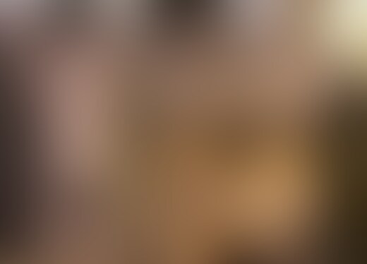 この子はおそらく20歳前後の女子大生の方でした。
透き通るような白くて綺麗な肌をしたかわいらしい女性です。
まずはいつも通り背面をオイルたっぷりでマッサージしてあげます。
座らせて後ろから入念にお胸のマッサージ。
「胸…ですか?ここもするんですか??」と動揺されておりましたが、彼女のような乳房の大きな方ほど老廃物は溜まりやすいのでしっかり流してあげなくてなりません。
マッサージの効能を説明したらご納得いただけたようでしたので、豊満な乳房を下から揉み上げるようにして施術していきます。
とても色素の薄いピンク色の乳首をしており、指が擦れるたびに身体をビクビクとさせながら感じてしまっているみたいでした。
鼠径部の際どい部分に指を這わせてマッサージしてあげながら少しずつ指をアソコに近づけていきます。
「ちょっとくすぐったいです…」と気まずそうに笑っておりましたが、人体の中心部である股関節は疲れがたまりやすい旨をお伝えしてしっかりと揉みほぐしてあげます。
紙パンツの中に手を突っ込んで両側の鼠径部を流してあげると身体を硬直させて動揺されている様子でしたが、両側からクリトリスを包み込むように流してあげます。
緊張した表情はみるみる恍惚になり、微かに喘ぎ声を漏らしながら股間はぐっちょりと糸を引いてしまう程に濡れてしまっておりました。
愛液とオイルでヌルヌルになっているクリトリスにゆっくりと指を這わせて優しく擦ってあげると、「そこは…大丈夫です…!」と遠慮されているご様子でしたが、言葉とは裏腹に身体は私の指使いを楽しまれているように感じます。
膣内に指を挿入してGスポットを激しく刺激してあげると徐々に喘ぎ声が激しくなっていき、「ダメダメ…!ヤダ!イっちゃう…!」と身体を大きく痙攣させて絶頂に至ってしまいました。
敏感になっているクリトリスをソフトに擦りながら、私の硬く勃起した○○○を口元に近づけると舌を出してゆっくりと咥え始めてくれました。
彼氏がいるといっていましたがどうやらご無沙汰みたいですね。
ここまできたら私も最後までお付き合いしなくてはなりません。
紙パンツを脱がしてぐちょぐちょに濡れそぼっている膣内に硬い○○○をゆっくりと挿入してあげると、気持ち良さそうな喘ぎ声を出しながら○○○の快楽にすっかり浸ってしまっているようです。
膣の奥深くを擦り付けるように突いてあげると「イク…!またイっちゃう!」と中でも何度も絶頂してしまっておりました。
バックからも激しく突いてあげると大きなお胸を激しく揺らしながら膣を締め上げて絶頂しています。
騎乗位になると夢中になって膣の奥まで亀頭を擦り付けながら、理性を失ってしまったかのように絶頂しまくる姿が愛おしいです。
いやらしい身体で乱れる姿に私も興奮してしまい、最後は正常位でお恥ずかしながら大量の精子を彼女の身体中に発射してしまいました。 (2/2)