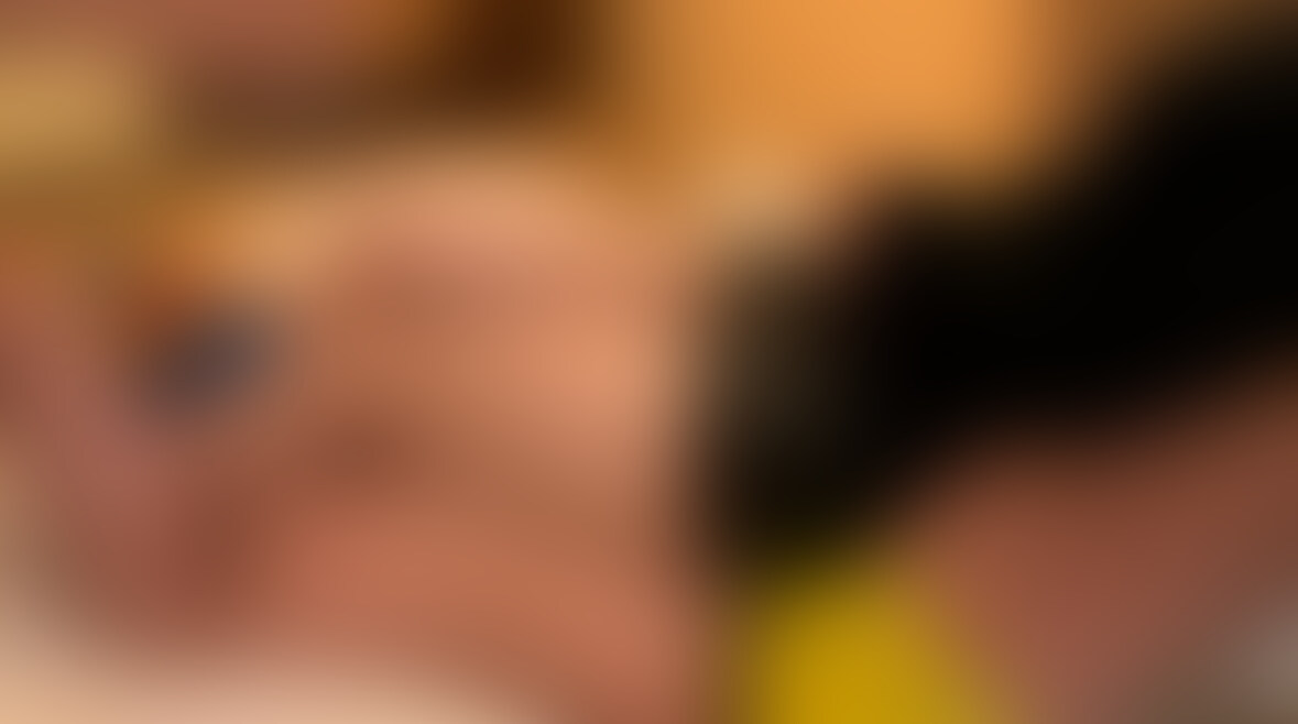 M男を椅子にするN様
寝転がったM男に座ってくつろぐN様。
おなかの上に座って休憩したり、足を顔に乗せて
リラックスしたりなどしてくつろぐN様。優しいN様は椅子になってくれた M男にご褒美の顔面騎乗をしたり、
股間をサワサワしたりなどM男にご褒美も与えて手なづけるN様 (2/2)