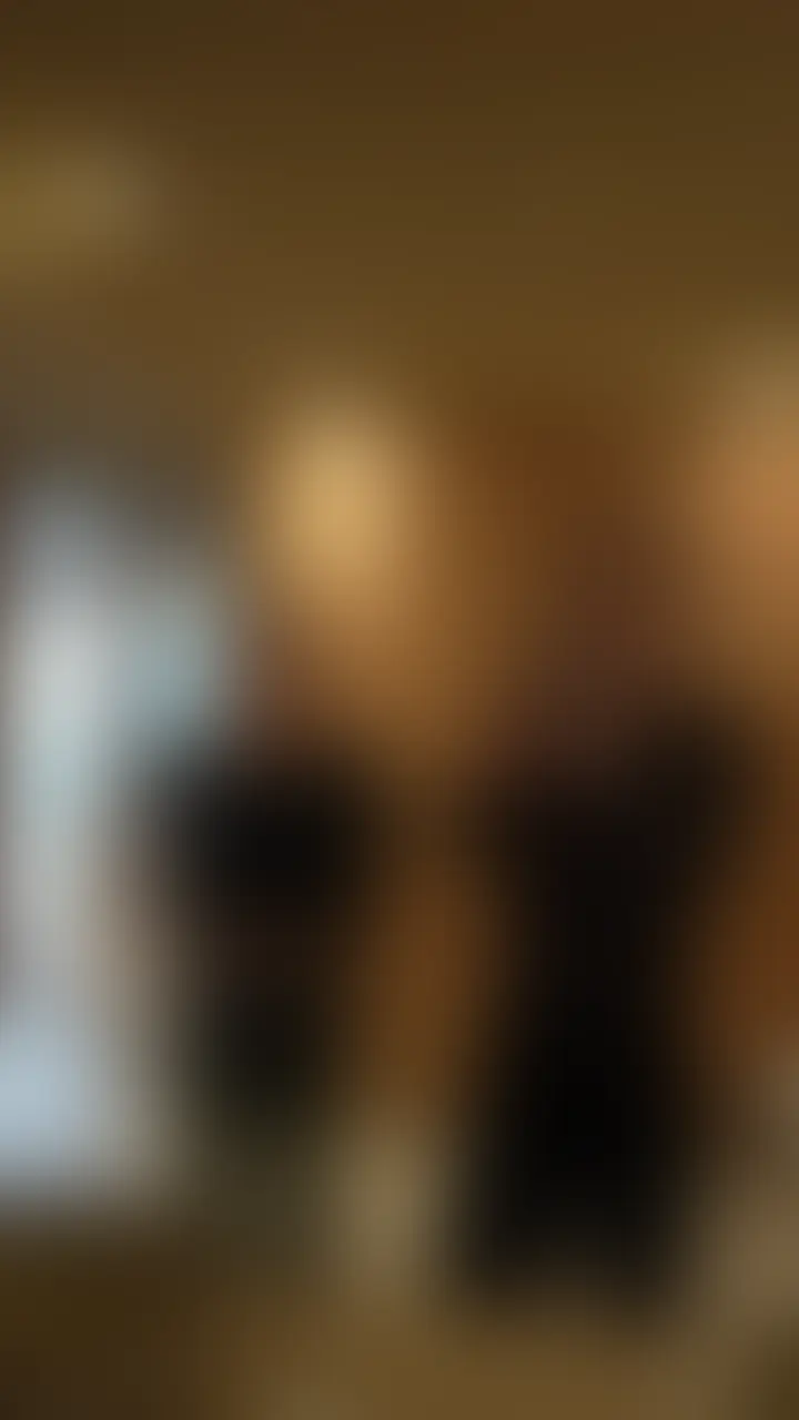 るでぃさんとのコラボ動画♡ ホテルで甘々イチャイチャからの、バチボコSEXでたくさんイッてしまいました、、♡ 色んな場所で突かれて、とても新鮮な感じだった🥺 バルコニーは少し周りを気にしちゃって、ちょっとビクビクしながらだったけど、それもスリル♡ 最高潮なSEXをみんなにも見て欲しいなぁ🥹 (2/2)