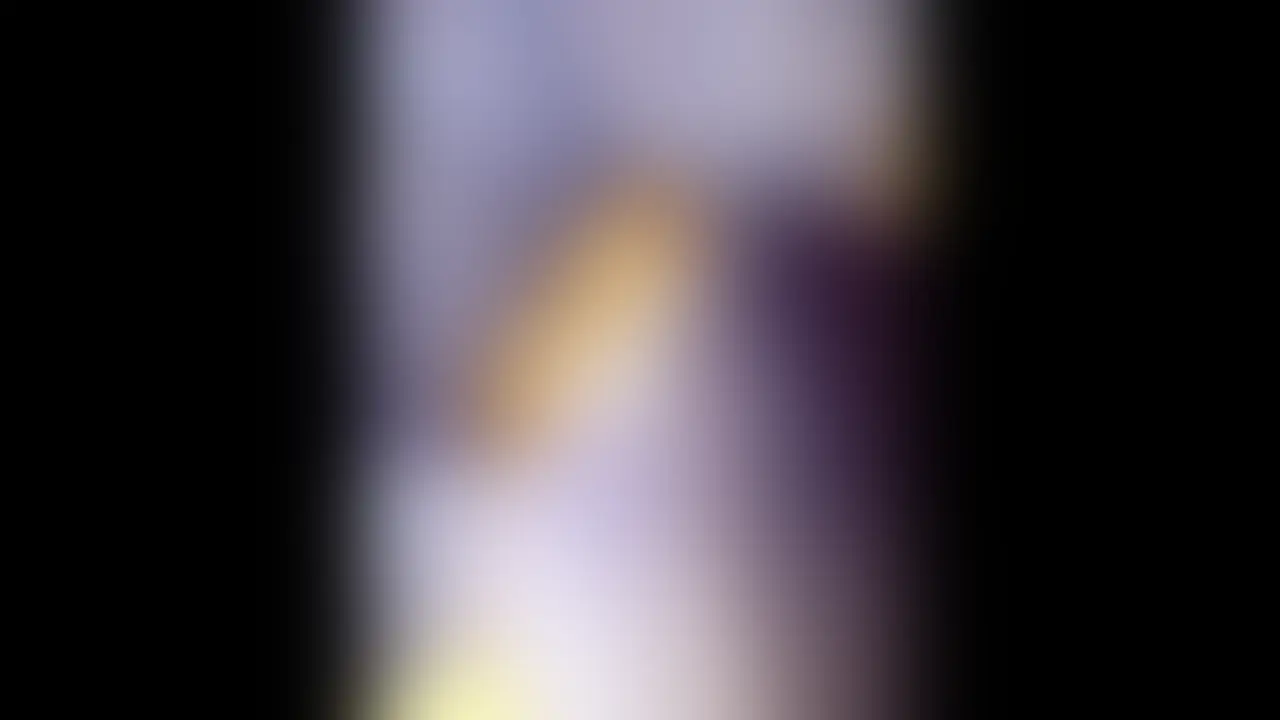 [reira 妄想#058] こんなところまで見えてしまうなんて


ほんの一瞬、
視線を落としただけだった。

見ようとしていたわけじゃない。
ただ、たまたま目に入っただけ。

それなのに、
一度気づいてしまうと
なぜか視線が離れない。

距離が近すぎる。

もちろん、
彼女は気づいていない。

いつも通り
無防備なまま、
くつろいでいるだけ。

目を逸らすべきなのに、
そのまま時間だけが
静かに止まってしまった。 (2/2)