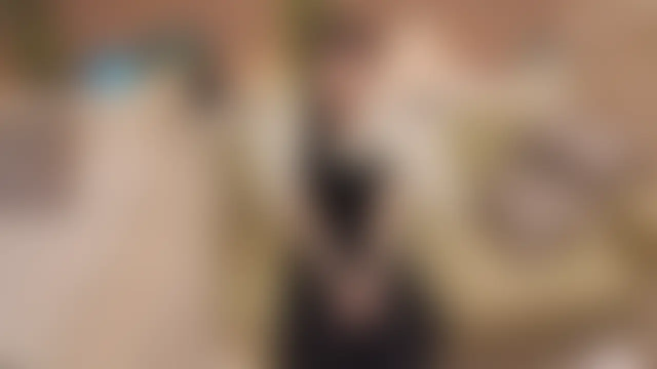19歳 身長161
【4k高画質バージョンです】
この子はめちゃくちゃ可愛いです
そしてめちゃくちゃいい奴なんです。いい子じゃなくていい奴なんです。
素朴で裏表が無くて、いい意味で女の子っぽくない友達にいて欲しいタイプの子です
でもHになるとエロエロに豹変します
この子は舌が長いんですが、フェラする時に舌をいたずらっ子っぽく微笑みながら見せつけてきます
エロいです
まずは愛撫&手マンでビショビショに感じさせた後、ねっとりとしたフェラを堪能します
そして彼女がギンギンになったペニスを微笑みながら自分の濡れ濡れになっている膣内へ誘います
この騎乗位が献身的で激しい騎乗位であまりに気持ち良すぎて出そうになったので今度はこちらからとバックの体勢にして挿入!
激しくバックからで突き上げ、心地よい喘ぎ声を聞きながらバックで渾身の中出しフィニッシュ
少し休憩した後、今度は正常位に移り更に散々突き上げてからの2回目の中出しフィニッシュとなります (2/2)