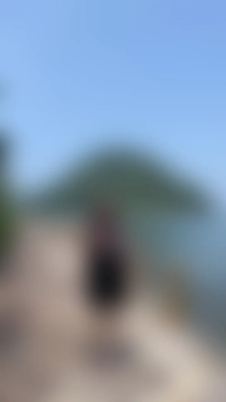 真夏の昼間に人妻を連れ出して露出撮影 (2/2)