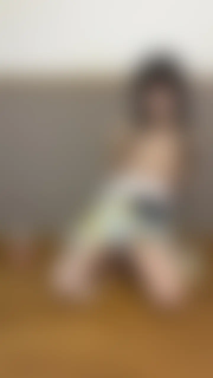 み〜ずき〜だよ💕
(顔出しなし)
今回は、浴衣動画の続きとなるPart2です🎆💕
Part1の撮影が終わったあともまだ少し物足りなくて、そのままディルドを使って続きを撮ってみました…🫣💕
最初は浴衣を着たまま始めたんだけど、夢中になっていくうちに少しずつ着崩れてしまって、最後にはほとんど脱げた状態になっています…💦
浴衣が乱れていく様子や、だんだん余裕がなくなっていくみずきをそのまま収録しました💕
後半はディルドだけでは我慢できなくなって、電マも一緒に使っています…🫣💕
浴衣姿から少しずつ大胆になっていく流れと、最後まで夢中になってしまったリアルな反応を楽しんでもらえる内容になっています💕
Part1から続けて見ると、最初の恥ずかしがっている姿から、どんどん夢中になっていく変化もより楽しめると思います🎇💕
夏らしい浴衣姿のみずきを、最後までじっくり見てもらえたら嬉しいな💕 (2/2)