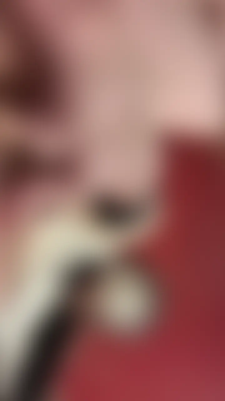 セフレのこと待ってる間に手持ちスマホで接写オナニー♡
仕事終わりにセフレと直行ラブホ行ってきました♡
セフレはさっさとシャワーに行っちゃったので、ムラムラが止まらなくて…。手持ちスマホで自分のアソコを接写しながらこっそりオナニー開始しちゃいました💦
自分で撮ってるからめっちゃ恥ずかしいし、
顔もアソコもガッツリ映っちゃってるのに、
なぜか興奮が止まらなくてどんどん激しくなってくのいっぱいみてくれたら嬉しいです♡
シャワーの音がずっと聞こえてるのも、なんかエロいよね…笑
このあとは準備万端にしたびしょびしょマンコいっぱい使ってもらいます♡ (2/2)