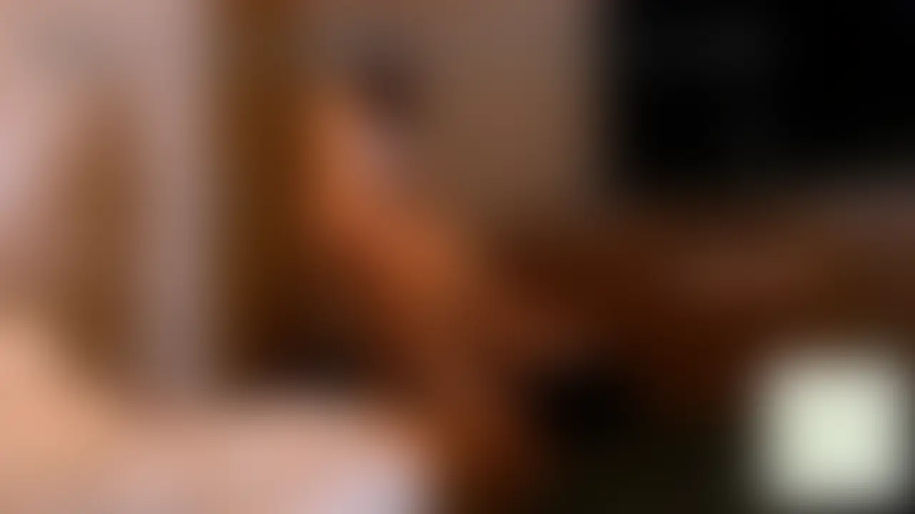 【M男性必見】逆転なし!女の子に蹂躙されるバトルフ◯ック⑤
「先にイったら負け」
バトルフ◯ックが競技として存在する世界。
試合は無観客。
しかし、複数台のカメラによって全世界へ生配信。
勝てば賞金と栄誉。
負ければ、情けない姿を全国に晒される。
M男の望む世界、人気シリーズ最新作。
今回の挑戦者は、海外武者修行から帰国したmiyu選手。
かつて日本を離れる前、
彼女はチャンピオンである男にまったく歯が立たず敗北。
しかし海外遠征で経験を積み、
タイトルを獲得し、
さらに強くなって日本へ帰って来た。
そして凱旋試合の相手として自ら指名したのは、
かつて自分を倒した、あのチャンピオン。
「彼がチャンピオンのままで良かった。
きっちりリベンジします。」
海外ではヒールとして荒々しい試合も経験したmiyu選手。
日本ではベビーフェイスとして戦うつもりだと語りながらも、
その内側には、以前とはまるで違う自信と余裕が宿っている。
得意技は、海外で磨き上げた乳首責め。
チャンピオンは乳首責めが効かないと言われていた男。
しかし試合が始まると、その自信はあっさり崩されていく。
序盤からmiyu選手が圧倒。
打撃、膝蹴り、踏み付け、壁際での責め。
反撃しようとしてもすぐに潰され、
チャンピオンはどんどん追い込まれていく。
そしてついに、miyu選手の乳首責めが炸裂。
「乳首責めは効かないんじゃなかったの?
ビクビクしてるけど?」
後ろから乳首を責められ、
耳を舐められ、
四つん這いに崩されたところへさらに上から追撃。
効かないはずの乳首で反応してしまうチャンピオンを、
miyu選手は楽しそうに責め立てていく。
壁際では頭を押さえ込まれ、
お尻で顔を塞がれ、
ベッドに移ってからは顔面騎乗と乳首責めの連続。
顔面騎乗されながら乳首を責められ、
呼吸を整える隙もなく体勢を変えられ、
全国に晒されるチャンピオンの情けない姿。
途中、miyu選手はあえて反撃のチャンスを与える。
しかし、男の責めはまったく通じない。
「全然気持ち良くないんだけど?
この程度の男に昔イかされたなんて情けなくなって来る。」
ちんぐり顔騎、顔面騎乗、69、
乳首責め手コキ、そして騎乗位へ。
すっかり乳首を開発され、
女の子みたいな声を出しながら、
かつてのチャンピオンはmiyu選手のペースに飲まれていく…。
・出演者は18歳以上である事を確認し、本人承諾の上で撮影しております。
・第三者への提供・譲渡・販売は禁止させて頂きます。 (2/2)