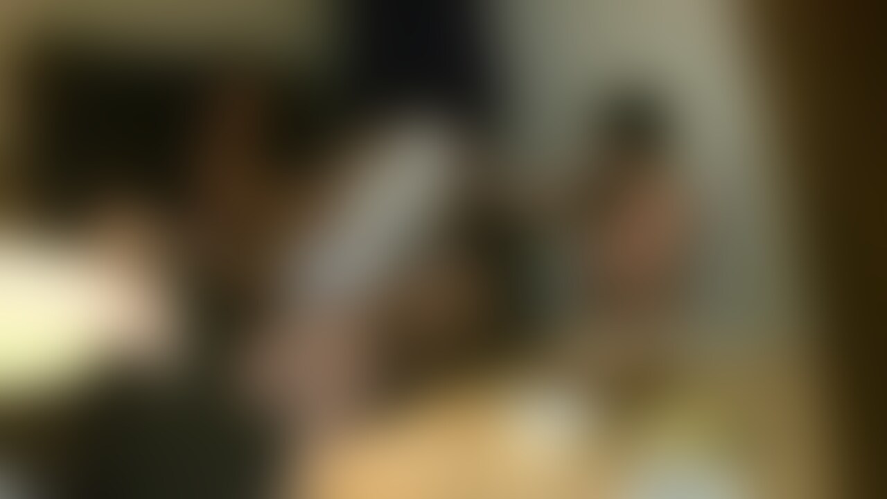あの「全裸○○○クラブ」を遂に撮った！


知る人ぞ知る人「全裸○○○クラブ」。
行ったことはなくても広告を見たことがある人はいるのではないでしょうか。 
そう、山手線の某駅から徒歩５分ほどのマンションの一室にある、アングラ風俗です。
今回、遂にその中の様子を○○○することに成功しました。
ある水曜日の午後４時半、駅前から電話し、マンションの場所を聞くところから潜入は開始されました。
マンションの前に着いたら再度電話。どこかからこちらの様子を見ているような口ぶりで２階の２１４号室に来るように言われました。言われた通りにドアを軽くノックすると現れたのは４０代くらいの小柄な男性。玄関にはプラモデルなどが所狭しと飾ってありました。
そこで６０分１万円也の料金を払うと、会員番号の書いたB5サイズの札をもらいます。それを持って、今度は同じマンションの６０１号室に一人で移動。
エレベーターを降りるとき１階のボタンを押すこと、他の住人がエレベータに乗っていたら同乗しないことなど細かく指示されました。
６０１号室のドアポストにB5の札を差し込むと無言でドアが開きます。秘密クラブぽい雰囲気にドキドキです。
迎えてくれたのは４０歳くらいの小柄な女性。全裸ではありません。
中に入るとまずは籠をもらってバスルームに案内されます。一人でシャワーを浴び、脱いだものを籠に入れ、腰にバスタオルを巻いて出てくると小柄女性が籠を受け取ってくれます。
そのあとでリビングに案内されますが、ここで、バスタオルの内側に隠し持っていた超小型カメラを一瞬のうちに棚の上にあった鉢植えの中にセット！うまくセットできた自信はありませんがやり直しはできません。
１２畳ほどのリビングにはソファーと座卓があり、座卓の上には飲み物やおつまみが並んでいます。そして、３つあるソファーには全裸女性が３人。２０代のかわいい感じが一人、３０代の巨乳が一人、４０代の優しそうな女性が一人という具合です。
２０代女性に手招きされて、その右隣に座ると、別のソファーに座っていた４０代がさらに右側にやってきていきなり2人の全裸に挟まれました。最後に巨乳が近づいてきて左斜め前に座ります。２０代女性にバスタオルを取るように言われ、わたしもチンポ丸出しの全裸に！皮は被ったままですが今更手で剥くわけにもいきません。
はっきり言ってすごく恥ずかしいですがいきなり３人の女性の前でチンポ丸出しにするのもなかなかの興奮です。
両脇から乳首をいじられチンポはすぐに勃起。同時に皮も大半が剥けて恥ずかしさより興奮が勝ってきます。
世間話しながらチンポを握ってくれる巨乳女性。
両サイドの女性の太ももに手を伸ばしましたが拒絶はされません。
２階の受付で、女性の乳首は摘ままないこと、まんこは触っても凝視してもだめなことを言われていましたが、太ももや乳房を優しく揉むのは大丈夫なようでした。
乳首が感じることを告白すると、３人が交互に両方の乳首をいじり回してくれます。
チンポからは当然のようにカウパーが溢れてきますがそれを２０代女性が指先に取って亀頭全体に優しく塗り込んでくれます。
さらには３人でチンポの茎と玉袋を揉み揉み。快感に耐えられず「あーん」と声が出てしまいます。４０代にキスを求めるように唇を差し出すと優しく唇を重ねて、舌も絡めてくれました。
その間２０代女性は乳首を舐めてくれています。
チンポには３人の手が。わたしの手は巨乳を揉み揉み。もう最高の快感です。
１対１のセックスより１０倍感じます。次に２０代女性とも舌を絡めてキス、巨乳ともディープキス。
チンポは爆発寸前ですが必死で射精を我慢しました。
そんな中、自分でチンポを軽くしごきながら、オナニーを見られるのが好きと恥ずかしい性癖も打ち明けていきました。○○○していることも忘れ、もう性欲丸出しです。
そのあとで巨乳がチンポを谷間に挟んでパイズリしてくれました。
さすがにもうこれ以上射精を我慢するのは無理です。そう悟ったわたしは、後悔がないよう、２０代女性と４０代女性のおっぱいも十分に揉みもう一回全員と舌を絡めキスをしました。
もう思い残すことはありません。 
両方の乳首をいじられながら2人の女性にチンポをしごいてもらいます
「ああ、チンポが気持ちい！乳首も気持ちい！幸せ！」と快感を思い切り言葉にしました。
そして、「精子出すから、出るところ見てください。チンポから精子出ます。ああ、イクー！精子出ちゃうー」と絶叫しながら3人の全裸女性に囲まれて死ぬほど幸せな射精をしたのでした。


動画１５：０１

★販売は予告無く早期終了する場合があります
★本作品の年齢確認は十分に行っており、被写体は○○○以上です
★本作品に登場する人物は同意を得たモデルです
★本作品の画像、動画等の無断転載を一切禁じます (2/2)