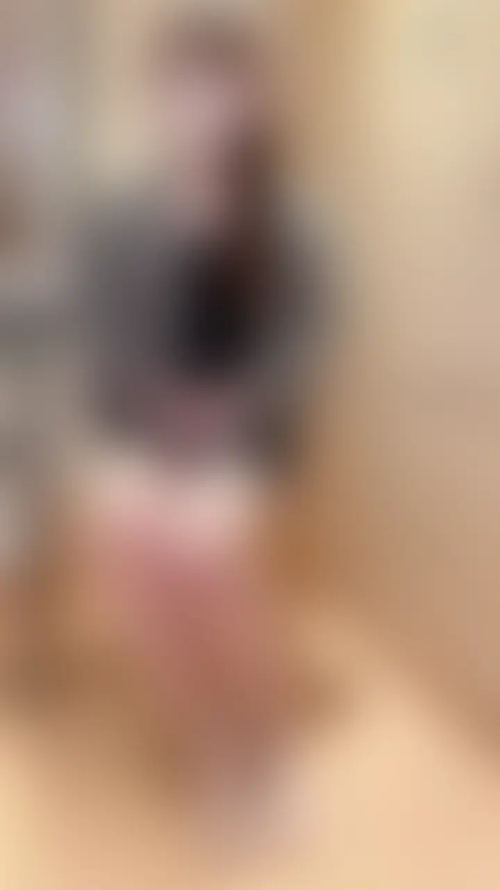 【"初撮り"日々おじさん相手にギャラ飲みしてる港区系美女をホテルに連れ込んで濃厚フェラ。普段お金もらってしかエッチなことをしない美女が、ちんぽ出したらエロがって貪りついてきて最高】
【内容】
少し前にホテルでイラマしてるところを撮影した美女から、また連絡が来た。
あの時はセックスせずに解散したから、欲求不満だったらしい。
今回は完全ハメ撮りする約束をし、
待ち合わせてホテルへ。
今日の雰囲気は、前回より色気高くて、かなりエロいお姉さん感ハンパなかったです。
ホテルまで歩いているときも、男共が振り返る振り返る。
まぁこんな顔が既にエロい子が歩いていたら、そうなるのは分かる。
パーマをかけたのか髪型にもさらに色気が増した感じです。
やはりフェラはかなり上手くて、
乳首とちんこの気持ち良いところを良い感じに刺激してくれます。
やはり愛嬌のあるタイプはやりやすいですね。
こちらからも手マンしてあげると、
敏感すぎてすぐにイッちゃうザコまんこでした。
ちんこが欲しすぎて、「私のおま●この中に入れてぇ♥」と言ってくる淫乱女。
挿入れるとかなり締りが良くて、めちゃくちゃ気持ちいい名器持ちでした。
これは男が沼るわ。
バックでガン突きすると「あぁ~~!!気持ち良ぃ~!!♥」と大絶叫。
喘ぎ声まで超エロいです。
最後はもちろん中出しします。
「中にいっぱい出してぇ~~!!♥」と言わせてからの膣奥射精。
かなり気持ち良かったので、リピート確定です。
お気に入りの顔なら「いいね」「ブクマ」お願いします。またハメ撮りしてくる基準にします🔥 (2/2)