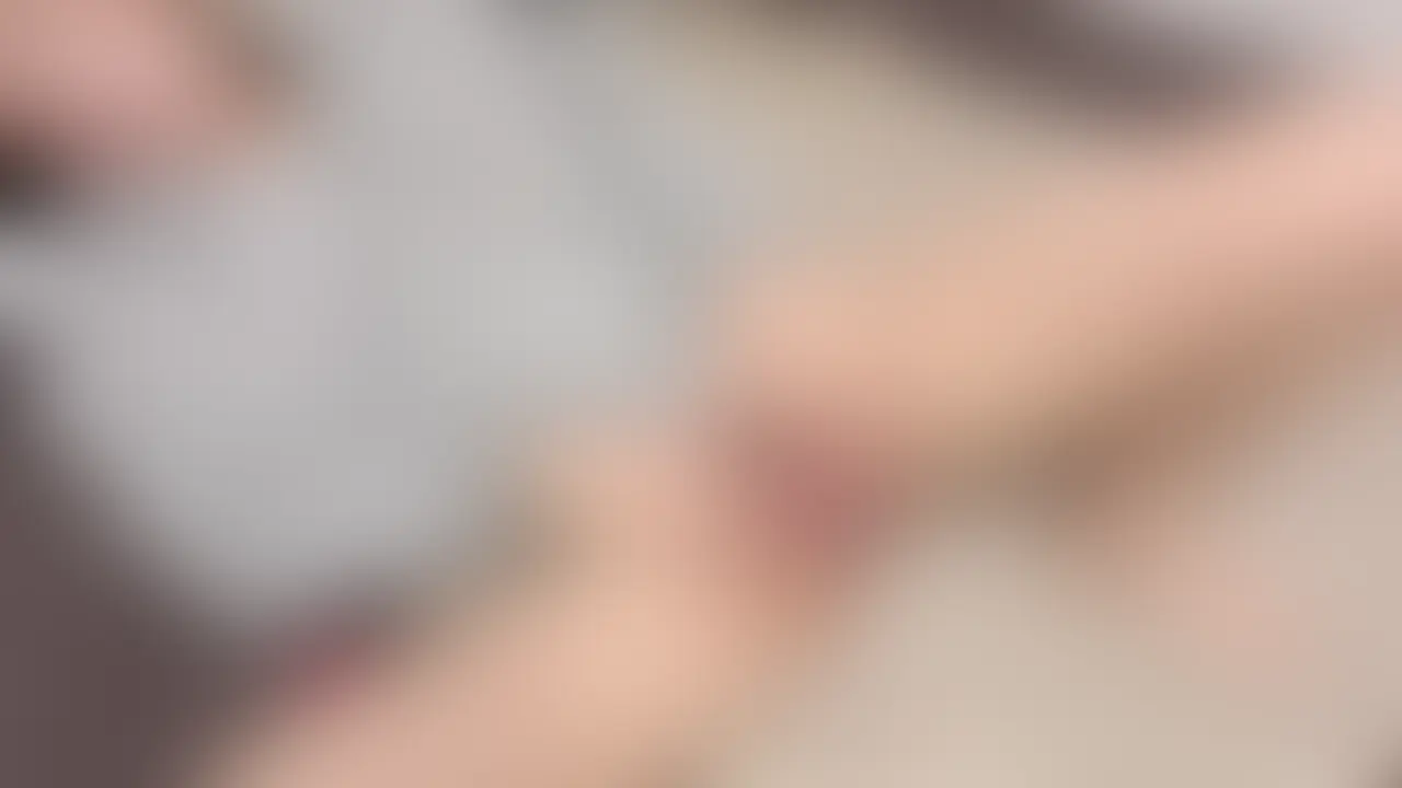 今回は家に誰もいない時間に撮影したため、声出ししちゃいました。 恥ずかしさで興奮してきて、何回も潮吹き… 最後はたまらず痙攣イキ 役員のみなさん、こんな社長でも好きでいてくれますか? (2/2)