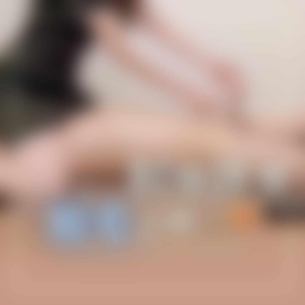 ZOOM OUT Ver. メンズ脱毛お○○○さん×剃毛プレイ×顔面騎乗位×オナニー指示×手コキ×M男×S女痴女
マゾポチさんのちん毛がボーボーだったので、ハサミ、シェーバー、バリカンで全ての毛を抹消しました。
ちんこが聳え勃ってると、ちん毛が剃りにくいので萎えさせてもらえますか?とお願いするも、全く萎えず、むしろどんどん硬くなるちんこさん。
そんなに勃たれると、剃毛に集中できません!
腹立つので、顔面をお尻で踏んづけてやりました。
我慢汁がこっそり出ていて
思わず、"キモいキモい"って心の声が出てしまいました。
キモいもの見たさで、"自分でオナニーをして萎えさせて下さい"と指示したら、すんなりシコシコし始める雑魚ポチさん。
"みっともないですよ"って教えてあげました。
生意気なことに私に触って欲しいと懇願してくるので、ちんこに唾を吐いて手コキをしたら、すぐに射精…ww
射精したあとも手コキを続けたら、もがき苦しんだ雑魚ポチさん笑
キモい射精がみれて、剃毛のことはすっかり忘れちゃってた🥺結局、キモいもの見たさが勝る飼い主様でした💕笑 (2/2)