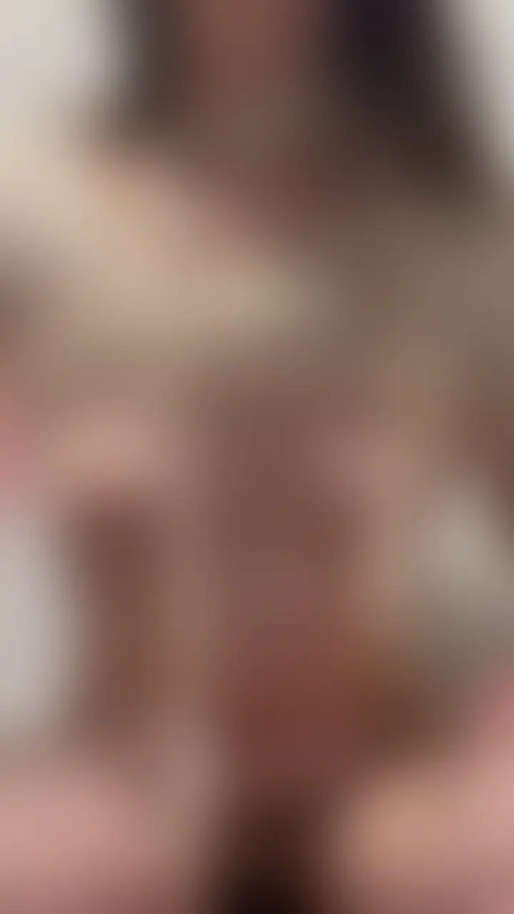ムラムラ我慢できないでこっそり乳首責めながら電マでオ◯ニー (2/2)