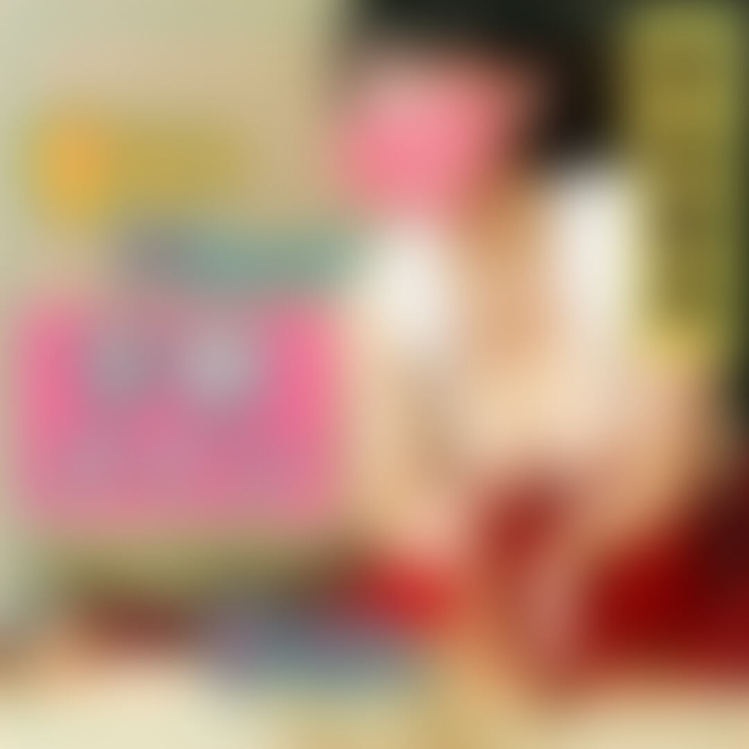 【単品販売用】※客観視点横動画フルバージョン
今回は思わず二度見してしまうレベルのセンター級アイドル美女、きいちゃんの面接講習をしてきましたw
きいちゃんですが、実はまさかのインフルエンサーです!ww
面接時点でフォロワーは8万人以上…
最近は○○○のような、似ても似つかない偽物美女インフルエンサーが多い中、きいちゃんは写真のままで、めっちゃくちゃ可愛かったですwww
しかもスリーサイズを聞いたらなんとHカップ!!w
Hカップの黒髪ボブのアイドル系インフルエンサー…人気の理由がよーくわかりますwww
ということで、今回はきいちゃんの超ド級の大きなおっぱいがうっかり出てきてしまいそうな、胸元の開いた衣装で講習開始ですw
まずは、お着替えしているところをこっそり撮影してみましたw
インフルエンサーだけあってオシャレなきいちゃんですが、ブラジャーを脱いだ瞬間、大きなHカップがボロンwww
華奢でスタイルがいいのにおっぱいのボリュームがすごすぎますw
しかも見た目でわかるほどのふわっふわおっぱい…今すぐ触りたい気持ちを抑えつつ、うつ伏せからマッサージ開始ですw
初めてとは思えないほどの手つきで、正直ビックリしましたww
センターアイドルレベルのインフルエンサーですが、これは数々の男を気持ち良くしてきたに違いありませんwww
男の体を知り尽くしてる感…このギャップ、興奮が止まりませんねww
お尻のマッサージも、濃厚な手つきでめちゃくちゃ気持ちよくしてくれましたw
インフルエンサーとして活躍していますが、セラピストが天職なんじゃないかと思うほど、慣れた手つきに驚きと快感が止まりませんwww
そして、きいちゃんの手ってすっごくあったかいんですよねw
あったかい手で尽くしてる感満載な手つきでマッサージしてくれるので、このインフルエンサーの彼女に愛されてる感…
イケナイことをしてる気分になってまた最高ですww
キワキワをリクエストすると、真面目にマッサージしてくれるきいちゃんw
あったかい手がチンポギリギリを刺激してくるので、気持ちよさも倍増ですwww
チンポも紙パンツの中でムクムクと元気になってきちゃったので、ここぞとばかりにおさわりリクエストしちゃいましたw
恥ずかしそうに笑うきいちゃんですが、極上アイドル系インフルエンサーのあったかい手で集中マッサージされたら…
興奮しないわけないじゃないですかぁ…ww
オイルたっぷりのぬるぬる濃厚マッサージで、ついにチンポが紙パンツから飛び出すほどバッキバキに勃起してしまいましたww
気持ちよすぎてチンポからアナルにかけて重点的にマッサージしてもらっちゃいましたww
控えめに言って、天国ですwww
仰向けになると、目の前に柔らかそうなHカップがガン見えの天使が目の前に…w
やっぱり天国でしたwww
エッチな爆乳天使を見ながらの極上マッサージは、今までかつてないほど過激すぎて、講習後も脳内でフル再生余裕ですww
ここまで来たらすることはただひとつ…
バキバキチンポの上に乗ってもらって、Hカップのおっぱいを堪能するしかないでしょう!www
さっそく触ってみましたが、SSS級のやわやわおっぱいでした…
SSR、いや…LR…もはや伝説級ですwwww
数々のおっぱいにイタズラしてきた僕ですが、こんなに大きくてふわっふわなおっぱいは初めてでしたww
触ってるだけで癒されます…できることなら一生触っていたいくらいですw
さすがインフルエンサー、この極上おっぱいに思わず「いいね!」したくなっちゃいますねwww
横からチンポをマッサージしてもらうと、太ももにしっかりとふわっふわな感触が…w
オイルでぬるぬるになったチンポを、あったかお手手で刺激されてるだけで暴発してしまいそうなのに、僕の太ももに高級食パンもびっくりのやわらかい感触…
ぶっちゃけ頭もチンポもどうにかなってしまいそうでしたwww
しかも目の前にはインフルエンサーの可愛すぎる顔…w
髪の毛を片耳にかけた黒髪ボブが、さらにエロさを引き立てまくってますw
こんな状況でまともな精神を保っていられるわけがありません!w
チンポもすっかりズル剥けになって、めちゃくちゃ敏感ですwww
頭がボーっとするほど気持ちよさを味わっていると…なんときいちゃん、嬉しそうに玉袋もマッサージし始めちゃいましたwww
こんなにほんわかしてて可愛いのに、男の気持ちいいところを知ってるなんて反則すぎませんか?w
エッチモードにスイッチが入った極上天使きいちゃん、なんとさらにチンポと玉袋を集中的に責めるという事態にwww
きいちゃんいわく「イタズラが好き」らしく…面接講習でエッチなことをしまくるつもりが、エッチなイタズラをされまくってしまいましたww
これは嬉しい誤算ですwww
チンポをあったかいお手手で先っぽを集中的に刺激したり、色んな角度から絶妙な手つきで気持ちよくしてくれる、テクニシャンきいちゃん…
こんなに気持ちいいなんて聞いてないよ…!!!www
あまりにも気持ちよくて気を抜いたらザーメンを噴射してしまいそうですが、テクニックをより長く味わいたいので、どうにかギリギリのラインで我慢しますw
完全に余裕がありませんwww
必死に我慢する僕とは裏腹に、チンポと同時に玉袋やお尻までがっつり攻めてくるきいちゃんw
「どんどん固くなってきた~w」と嬉しそうにしながら、手つきが大胆になっていきますwww
あまりにもテクニックがすごすぎて、「あぁ~気持ちいい…!」としか言えなくなってしまいました…完全に脳みそがとろけてしまっていますw
一生懸命我慢していたはずですが、気付いたらザーメンがチンポから噴出してしまっていましたwww
先端からどぴゅどぴゅ出まくってるのにきいちゃんの手は止まりませんw
天使に昇天させられてしまいました…ww
快感のその先を見せてくれるほど気持ちよくしてくれたきいちゃんには、これから当店のセラピストとしてまた講習を受けてもらおうと思いますw
(本音は僕専属のセラピストになって欲しいですが…w)
僕をがっつり昇天させた後も、きいちゃんは色々とすごかったですw
シャワー中の様子もこっそり撮影していたんですが、いやぁ…やっぱりいいおっぱいしてますね…www
こんなエッチな体の天使にイタズラされまくっていたのかと思うと、濃厚精子を大量発射した後でもチンポが元気になってしまいますw
僕も一緒に入って、ふわっふわなおっぱいを再び堪能させてもらいましたw
下から持ち上げてみると、ものすごいボリュームですww
シャワー後のきいちゃんは、疲れてクタクタになっているかと思いきや…そんな様子もなく、元気に服を着ていましたw
センターアイドル級の見た目だけじゃなく、エネルギッシュでものすごくエッチなところが、きいちゃんの推しポイントですね!
今回はものすごく気持ちよくしてもらったので、次回は当店のセラピストとして、きいちゃんにもたっぷり気持ちよくなってもらおうと思いますwww (2/2)