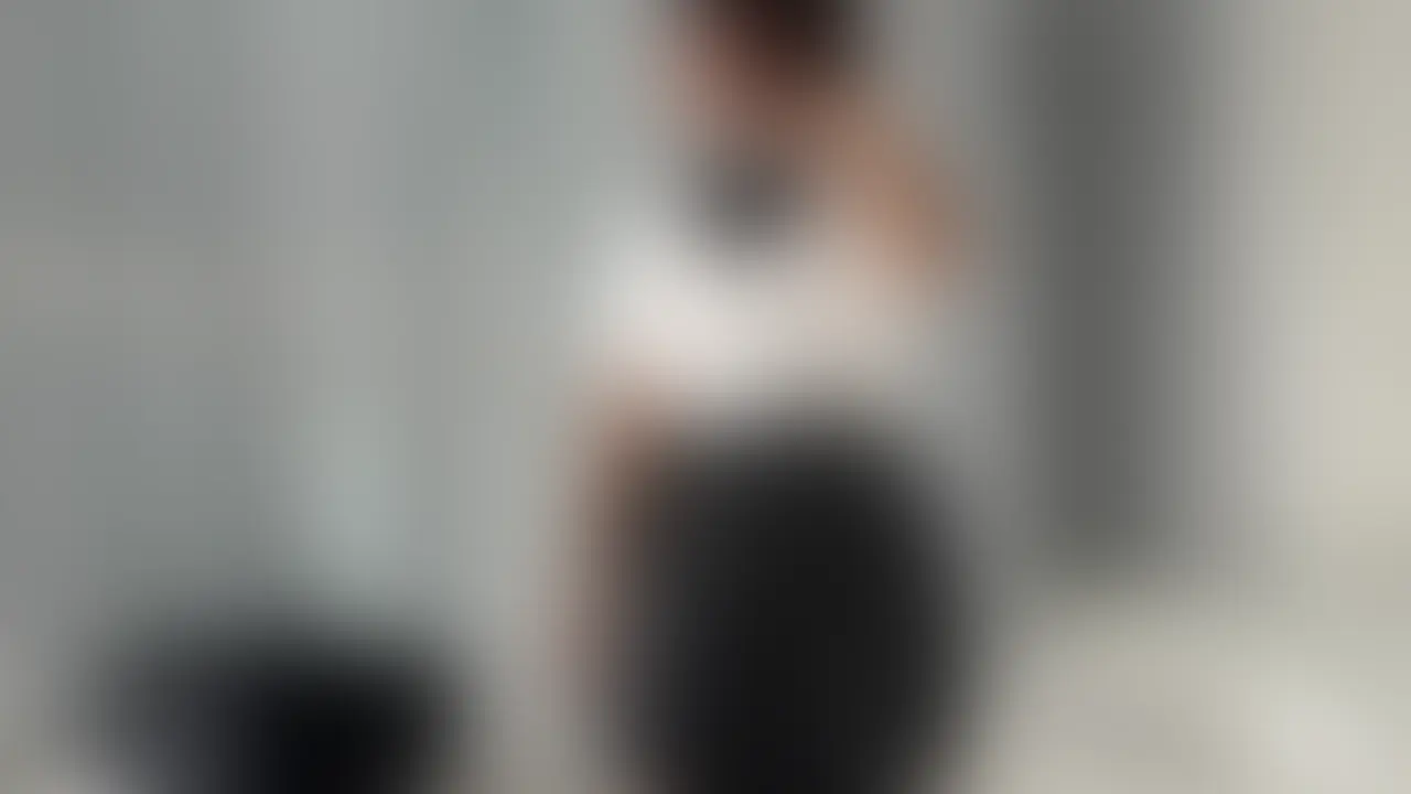 激エロ合法J⚪︎と放課後に制服SEX
見た目は本当に可愛いくて、学校ではかなりモテてるらしい。
本人が言うには、学校では下ネタとかもNGって思われるくらい清楚な子ってイメージを持たれてるらしい。
けど実際はSEX大好きで、学校でムラムラしすぎて放課後そのままえっちしに来ちゃうほどの変態な女の子。
会った瞬間も柔らかな雰囲気の可愛い女の子って印象だったけど、Hが始まったら感度抜群で意外にも積極的。
恥じらい無しに淫語をたくさん言いながら喘いじゃってて本当にエロすぎました、、
せっかくなので制服を着せたまま終始SEXをして、最後は18歳のキツマンに贅沢に中出し。
元々は外に出すはずだったけど、やってる最中にあまりのエロさに中に出したくなっちゃって中出ししちゃいました笑
やっぱり合法J⚪︎ってエロいなって改めて思いました。
今どきの性欲旺盛な女子⚪︎生がどんなHをするのか気になる人は本編をぜひチェックです。 (2/2)