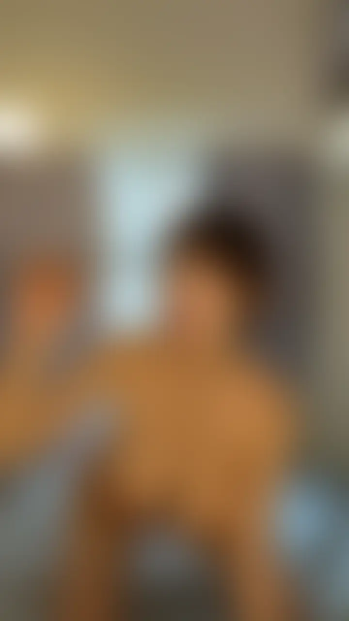 ななみん「ななみんが手に持ってるコレ、なぁんだ？ ヒントは、気持ちよくなるアレだよ🤭 (このあと大量潮吹きしました🐳)」の投稿サムネイル