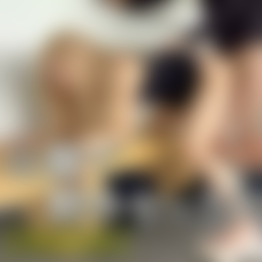 【premium】顔出し・丁寧なモザイク処理
昨晩、旦那とヤるはずが、旦那が○○○っ払って寝たからムラムラが納まらず、翌日不倫相手とヤリたいなと思っていたら、不倫相手から連絡が。部下のを抜いたならおれのも外で抜いてくれとw昼下がりの公園でサクっと中出しセックスしてきましたw
【撮影の背景】
先日、部下とのフェラ抜きを投稿しました。すると、不倫相手から連絡が。
「おれも外で抜いて欲しい」
意外と部下に嫉妬してるのかもw
不倫相手は、気温が高くなってきたので、フェラでも抜いて欲しいし、野外セックスもしたいということで、人が来なさそうな場所を選び現地に集合しました。
集合すると、どうやら市役所職員であろう車が泊っていて、中でサボっていました。
職員の目を盗み車でフェラ抜きした後は、公園内のベンチに移動してセックス開始。
見られるかもしれないという緊張感は、性欲を高めます。
下着姿になってドキドキは最高潮になり、感度も最高潮に。
中出しした後は即着替えて車に戻り解散しましたw
中出ししたまま帰りにスーパーで夕飯の材料を買い物して帰ったので、帰宅後に着替えるとまんこからめちゃくちゃ異臭が漂ってきましたw
急いで洗い流しました。
そうすると、その日の夜、旦那から誘われてヤリました。まんこの臭いでバレませんようにと祈りながらセックスしましたw (2/2)