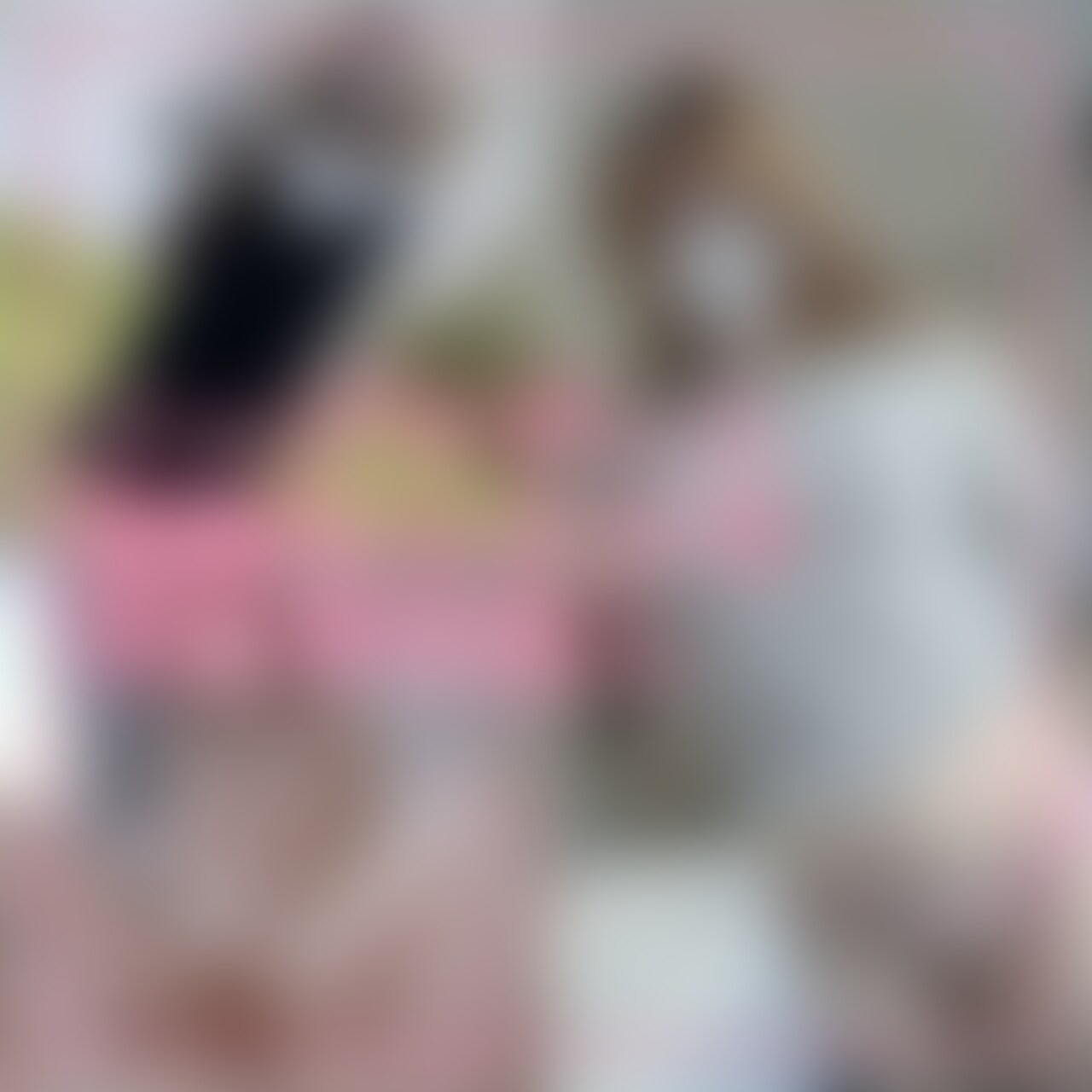 はじめに「いいね♡」を押していただけると嬉しいです❣️
だいぶ秋も深まってきて、風が気持ちいい季節になりましたね🍁
今回は久しぶりに大きな窓のある見晴らし最高のホテルで、窓際でいっぱい遊んできました💕

チェックインまで時間があったから、近くの公園に寄ったんです😊
大きな風車があって綺麗な公園だったけど、人も少なくて…これは露出のチャンスかも…👀ってワクワクしちゃいました笑
でも今日は脱ぎにくい服だったから、車に戻ってノーブラにしちゃいました🥹💓
ノーブラ散歩したかったけど時間なくて残念〜😢

ホテルは前に何回も泊まったことある、大きな窓の部屋です😊
自然光がたっぷり入る明るい部屋で、私の身体をじっくり堪能してもらいながら一緒にシャワールームへ🚿
いつものようにおちんちんを泡で優しく洗ってあげたら、もうギンギンに硬くなっちゃっててそのままシャワーの中で挿入されちゃった❣️
めっちゃ気持ちよくて私もイキそうになっちゃったけどなんとか我慢できました（笑）

そのあとは明るい部屋で、たっぷりえちえちの続き…💓
いろんな体位やアングルで撮ってもらったので、お気に入りのシーンとかリクエストあったらコメントしてくださいね❣️
私の身体、たっぷり堪能してあげてください😊

いつも「いいね♡」や温かい応援、本当にありがとうございます🥹✨
みなさんの反応が、次の撮影の大きな励みになっています❣️
これからもユキのゆるえち動画をたくさんお届けしていくので、応援してもらえたら嬉しいです💓 (2/2)