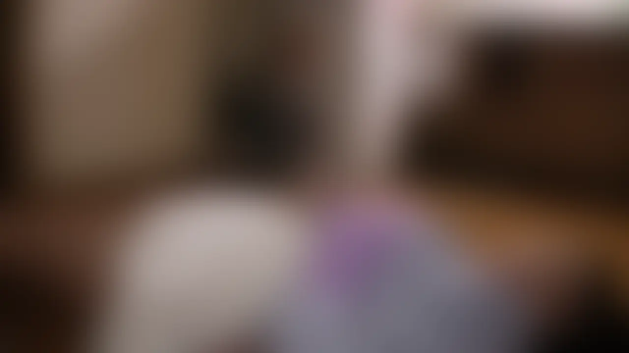 池袋の新人キャバ嬢をアフターでしこたま飲ませて粒して持ち帰ってハメた!
20代の頃からキャバクラ通いがやめられません。
私のスタイルは、基本的に指名はせず、同じ店に行くこともほぼありません。
自分で言うのもなんですが、超細客ですねww
最近のお気に入りは、洋服越しであればオッパイを触れる“いちゃキャバ”という形態のお店です。
私がいつも狙っているのは体入(体験入店)の女の子か、キャバクラで働き始めてから1ヶ月以内の新人の子です。
そういう子って学生や昼間に別の仕事をしている子が多いんですが、ちょっとしたことでものすごく喜んでくれるし、指名客を増やすためにアフターなんかも比較的付き合ってくれるんですよね。この動画の女の子がまさにそういう子でした。
彼女は昨年、東北の田舎町から上京して来たばかりの芋ッ娘で、この日が初対面にも関わらずアフターの誘いに喜んで乗って来てくれました。
私が入店したのは閉店間際の朝方で、すでに酔っぱらっているところにアフターでさらに飲ませたらご覧の通りです。
酔って眠っているのに、なぜかマ○コをビッチョリ濡らしていた前戯入らずの女でしたわww (2/2)