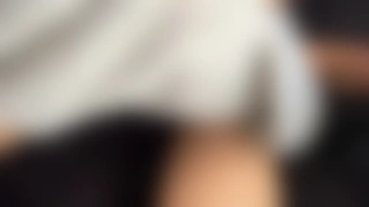 【美乳デカケツJDと空きコマえっち】
👨「今日空いてる?」
👧「え?いま空きだからすぐいく!」
👨「じゃあうちきて〜」
👧「わかった!」
家に美乳デカケツJDを召喚。
初めて会った時対応は淡々としてるくせにイチャイチャキスが好きらしいって告白してくれたのに誘ったらすぐきてくれました。
家についてからぐだぐだしながらエッチしたらバックで手マンしたらたくさん潮吹き。
しばらくエッチしてこの後スーツ着て予定あるみたいなので一旦解散。
予定後また呼び出してホテルでいっぱい潮かせて中出しエッチ。
👧「結局中出ししてんじゃんまぁいいけどさぁ〜」って言いながら帰っていきました。 (2/2)