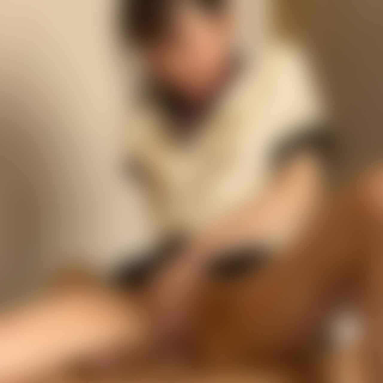 六本木メンズエステ・オイル手コキ○○○・オナニーコース【倉科陽葵(24歳)19回目】
┈┈┈┈┈┈┈┈┈┈┈┈┈┈┈
🙏みなさまにお願い🙏
「いいね」をたくさんもらえると投稿頻度を増やす励みになるのでぜひ♡を押してください!
┈┈┈┈┈┈┈┈┈┈┈┈┈┈┈
どうも風俗大好き、ゆってぃ監督です。
六本木にある45分12,000円のメンズエステでランカー嬢の倉科陽葵(くらしなひまり)さんを再度指名!
▼前回の動画
六本木メンズエステ・オイル手コキ○○○・パジャマコース【倉科陽葵(24歳)18回目】
今回はオナニーコースです。最近どんどん倉科さんが過激になっていきますね・・。まぁ僕が過激なコースを申し込んでるからなんですけどw
前々回に倉科さんのアソコをじっくり見させてもらったので、次こそは倉科さんが気持ちよくなっているところをみたい!ということでオナニーコースを申し込みました。
最初は「恥ずかしい!」「1分だけでいい?」「さきにゆってぃ逝かせたら終わりね」とかゆってひたすらオナニーを避けていた倉科さんですが、施術が盛り上がってくると、まぁ・・すごいですw
自分でクリをグリグリグリと触って身体をのけぞらせながら逝ったかと思えば、手だけじゃ満足できなくなったのか、僕のちんこをアソコにこすり付けて脚をギュッと閉じて、またもや昇天。
恥ずかしいと言っていたわりに2回も逝ってました・・・w
途中あまりに激しくチンコとアソコをこすりつけるので、入っちゃうんじゃないか、とこっちがヒヤヒヤしました。笑 (2/2)