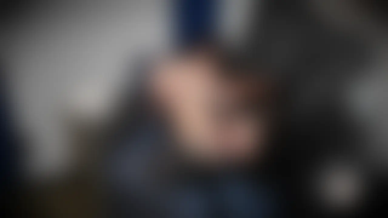 【羞恥濁点爆イキヒトイヌ娘】_完結編
(前編はコチラ→https://mfco.link/adQAWegm)
ボンデージテープで作ったヒトイヌに快楽地獄を。乳首ローターに筋膜リリースガンにディルドを換装した簡易ドリルバイブでまんこぶっ壊してあげた。最後はバグって痙攣しちゃって可哀想だった…頑張ったご褒美に口まんこ使ったんだけど、喉ザコすぎて嘔吐きまくり(笑)そのあとは縄を使ってクローゼットで遊んであげました。吸うやつで常に絶頂しながら色んなイタズラを…せっかく縛ってたので、後手縛りのままバックで犯してフィニッシュです。
*本動画はバチボコにされたいというドM女子の願望を叶えた合意に基づく作品です* (2/2)