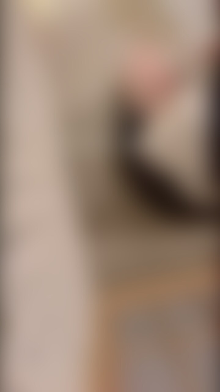 ***成人済み素人女性によるコスプレ演出です***
初アングル（一応俯瞰）バージョン
【茶道部の仮入部中におもらし】
先輩の見本を見て初挑戦するも上手くできず、
先輩の点てたお茶の見た目や味に感動し、
自分の点てたお茶、先輩の点てたお茶、何杯か飲むうちに抹茶の利尿作用、慣れない正座、体験と説明の後は先輩方のお点前の見学…行きたいと言えずについに…

［撮影秘話］
このアングルは…以前俯瞰撮影できる三脚を買ったのですが
当時ホテルまで頑張って運んだのに
私が撮りたいアングルや高さにするとグラグラして使えないまま失敗に終わり涙、
今回は壁側（映像左側）にハンガーを掛ける場所があり
そこにスマホを手持ちの色々で固定して俯瞰に初挑戦しました！
ですがこの位置が限界で難しかったです💦

2024.07.14リリース→2024.09.14まで閲覧可能
⇨※2024.08.11更新:
おももだちプランに入ってくださっている間は無期限で見られるように変更しました！
なので月額プランを解約すると見られなくなります⚠️
*****************
【こちらの動画の単品購入をしてくださる方へ】
2024.08.18〜単品購入もできる設定にしました！
単品派の皆さまお待たせいたしました(人д＜o)

俯瞰アングルのみの動画（最後の方にスカートを少し捲るので最後に濡れた下着見えるシーン有り）です☻

別アングルバージョンもまた別の投稿にあるので
それぞれを単品購入だと割高になってしまいますが…&当初は後から全パターンを再編集して単品販売用にリリース予定だったのですが現状プランと並行しての処理がとても追い付かずアングル別の販売になってしまいますが…それでもよろしければ🙇‍♀️ぜひ🙏です！

なかなか月額プラン開始後の単品販売についての詳細を決められず結果お待たせしてしまったので
単品販売は一旦それぞれ1投稿500円（myfans手数料別）に設定しています (●´人｀●) (2/2)