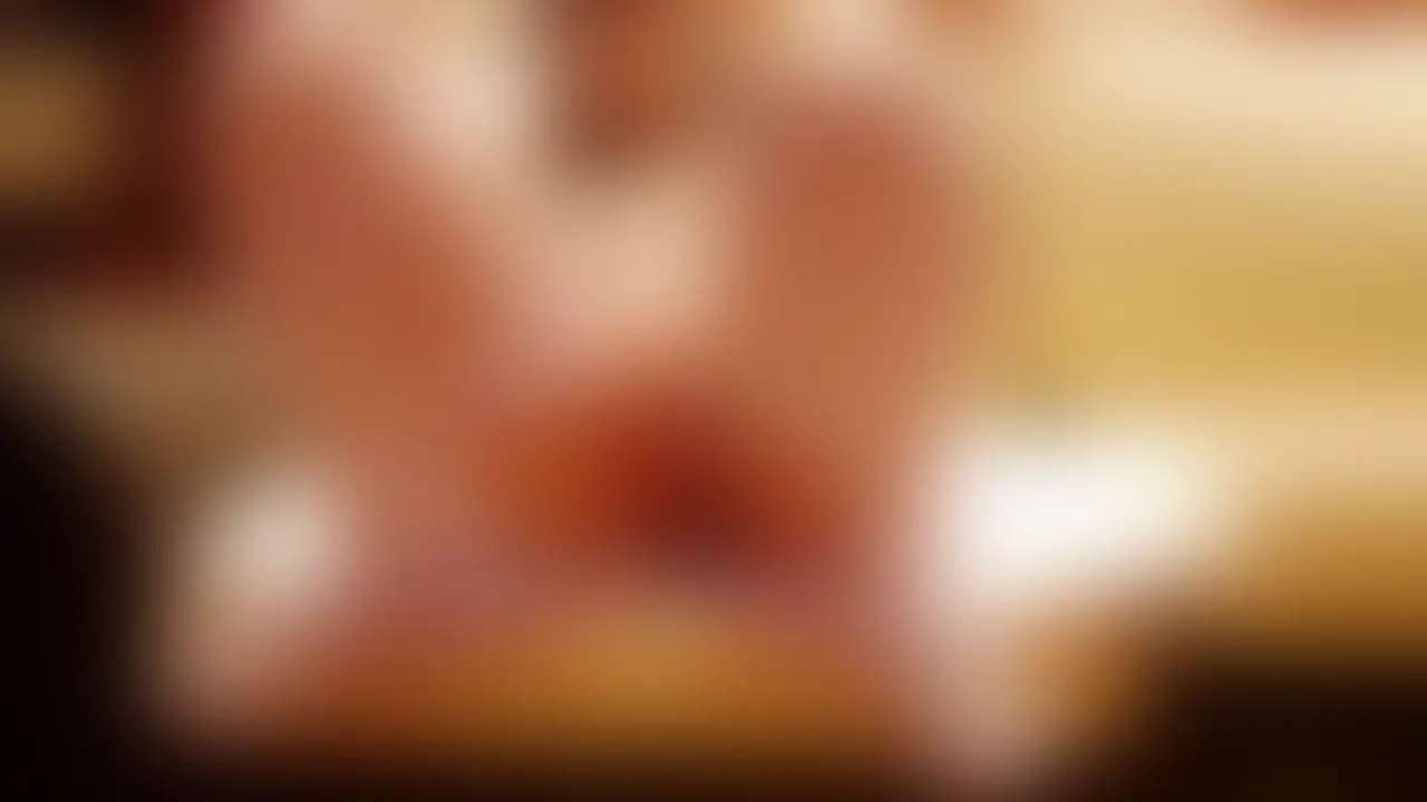 こちらは目モザ有り動画になります。
(音量注意です)AVの喘ぎ声が大きいのでボリューム調整お願いいたします🙇
ホテルで乱交AV見て興奮してしてまい、旦那様の大きなオ○ンポで沢山突いてもらった時の動画です💓
産まれて初めてマングリ返しでピストンして貰いました💕
最後はローターでイキそうになった途端、ローターをクリから離されイケなくて思わず「イヤ~~💓」
って叫んでしまいましたが、結局アクメさせられました😍 (2/2)