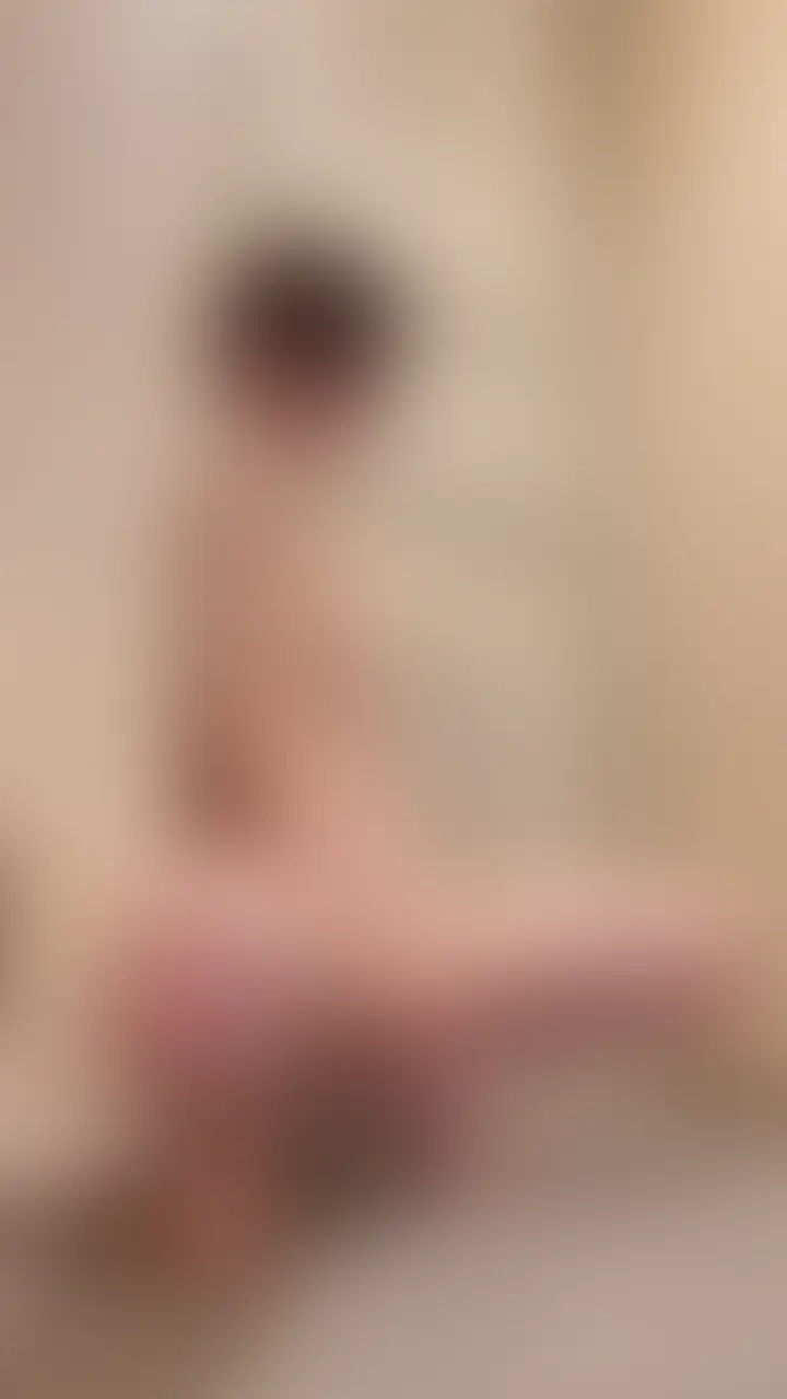 4本目♡苦しい×痛い×気持ちいい=♡♡♡
今回の動画はどんどん苦しく痛く気持ちよくなる呼吸管理オナニーしました♡
目隠しして呼吸管理した状態でスイッチが入るマゾ雌なのでこの状態で乳首フル勃起状態♡
フル勃起状態の乳首に乳首クリップの痛みは30分奮闘しながら着けたのにも関わらず、電マで快楽を与えると痛みは快楽に変わり、快楽に従順したマゾ雌の姿に♡
恥ずかしい格好のこの姿を見られると思うと...と思うとおまんこが期待で濡れ濡れになっちゃいました♡♡
濡れたおまんこに電マを当てると思わず腰がへこへこ...♡
気持ち良すぎて痙攣イキアクメしちゃいました♡情けない姿いっぱい見てください♡ (2/2)