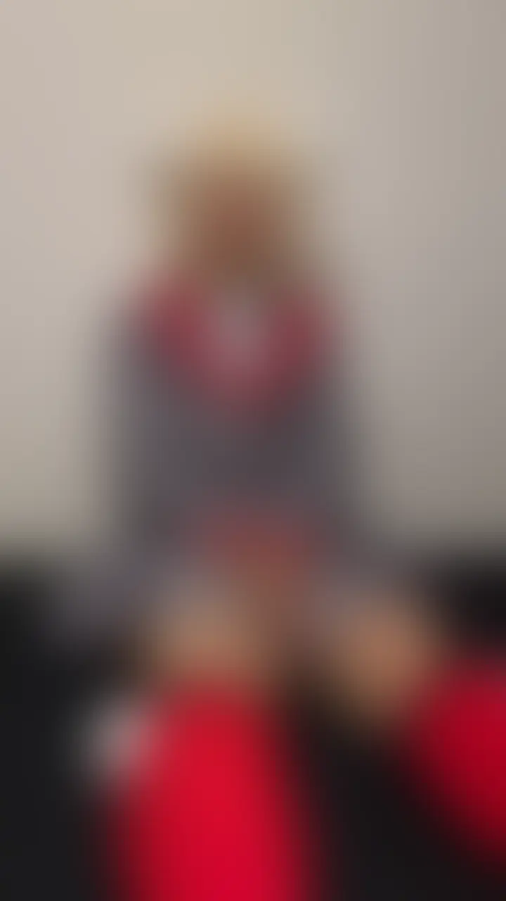 大人気〇Tuberしぐれう〇のコスプレで登場したAV女優・あさひちゃんがまさかの超ド変態展開で大ピンチ♡
白い太ももや胸元にマジックで容赦なく落書き連発!
可愛い衣装の上からでもハッキリ見える淫語だらけで、う〇ちゃんの純粋なイメージが一瞬で崩壊!
う〇ちゃん真っ赤になって涙目…なのに、超強力吸引クリローターが敏感なクリにぴったり吸い付いて離れない!
ビュルルルルル!!という卑猥な音とともに、快楽で腰が勝手に浮き上がる!
「クリ壊れるぅ…イグゥゥ」落書きだらけのまま吸引だけで完全にイキ壊される〇いちゃん…♡
しぐ〇う〇コスが完全に性玩具化した作品です! (2/2)