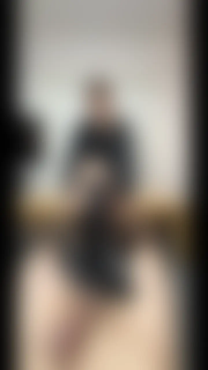 ロングブーツの中身を知りたくて・・・
1日履いたロングブーツの臭いがめちゃくちゃ気になりギャルにお願いして履いてもらいました!!
最近暑いから脱いだ瞬間に凄い湿気とともに臭気が漏れ出しあそこがバキバキにw
そのバキバキになったあそこを色んな形でイジメフィニッシュは足裏に大量ぶっかけw (2/2)