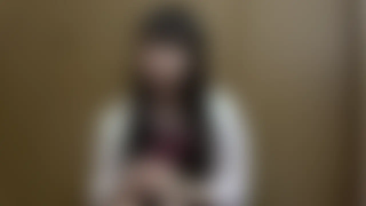 この子はあどけない雰囲気でとてもかわいらしい女の子でした。
『かわいい衣装を着たかったから』という単純明快な志望動機から素直な性格をしているということも把握できます。
今は部活もやっていないみたいでバイト週3~4は出たいというので是非ともがんばってほしいですね。
こんなにかわいいにも関わらず彼氏は一度もできたことが無いようで、リアルな処女ということが発覚してしまい興奮してしまいました。 (2/2)