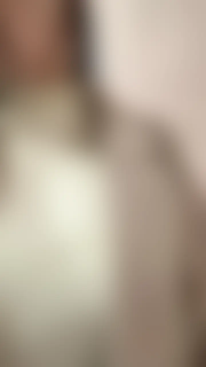 Tinderで出会った巨乳オタク女子にローター入れてデート。お店の中でイかせちゃったwww
_______________
【そらちゃん#1の前編動画(外でローター散歩している部分)になります】
お久しぶりです、プロのAVでは勃たなくなってしまったサトシです。
今回はtikderで出会った
「オタク女子のそらちゃん(27)」と
ローター散歩へ行ってきました。
滑舌も悪く、ザ・オタク!笑
でも実は隠れ巨乳なんです…!
実は今回の動画が初めての撮影で、
前回のゆきちゃんの動画は撮影2回目なんです!
撮影が自分的に下手くそだったかなと思って
ボツにしていたのですが、
1本目が好評でして
もっとみたいとの声がありましたので
公開してみることにしました!
この日はすごい人も多く、ローター散歩日和でしたwww
そらちゃんは外でのプレイは人生で初めてらしく、
外で興奮したことがなく
どうしたら良いかわからない初々しい感じが出てたのと、
なんだかんだ言って僕の趣味に付き合ってくれてるのが
かわいかったです。
外でショッピング中、
トイレ行ってくると伝え、一瞬そらちゃんと離れた後
不意打ちでスイッチオンにするのは面白かったな〜
ローター初体験の巨乳オタク女子に
ローター仕込んで言いなりにさせてる姿を
ぜひ楽しんでもらえたら嬉しいです!
__________
本編マスク顔出し
編集・撮影、全部僕一人でやっており、
今回が本当の初めての撮影で
プロの映像のように綺麗ではありませんので
ご了承ください🙇 (2/2)