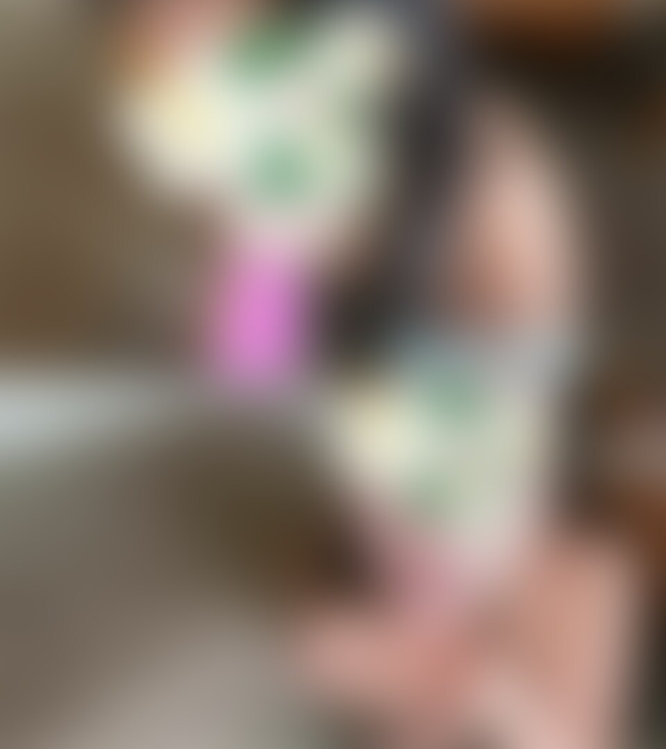 【新企画★行列のできるフェラ抜き屋さん!3人の男性を連続ノンストップ即尺フェラ抜きごっくん〜おねだり監督のチンコもパックン★巨乳雑貨店員凪海ちゃん】
--------------------------------------------------------------
本映像はこちら作品の別アングル版です↓
https://myfans.jp/posts/38afc925-a752-4a3d-a942-8e93da643178
--------------------------------------------------------------
こんにちはエロイストです
当方の作品は基本男性を1人ずつ呼んで(たまに3Pもありますが)フェラ抜きしてもらっていますが…
どうせなら一気に全員呼んでノンストップでフェラ抜きしてもらっちゃおう、それもシャワーも浴びず即尺で!という企画を考えてみました
名付けて「行列のできるフェラ抜き屋さん」
この企画をやるにあたり、フェラが上手いのはもちろん、長時間フェラへの耐久性を持つ女の子を探さねばと…
いました!約1年前に車内でとてつもないフェラテクを披露してくれた雑貨店勤務の凪海ちゃんです
凪海ちゃん、雑貨店のお仕事が忙しく前回の撮影からあまりフェラする機会が無かったようで、「下手になってるかも…」と自信無さげでしたが…とんでもない、異次元のフェラテクは健在でした
マイクロビキニ姿でその豊満なおっぱいを使いパイズリも披露してくれましたよ
ドアがノックされ「失礼します!」と元気な挨拶とともに男性3人が次々と入室
「いっぱいいますね!」とビックリの凪海ちゃん
3人とも早くヌイてもらいたくてソワソワしていますが、1人ずつ順番です
「最初の方どうぞ」と呼ばれてトップバッターは若手webデザイナーさん、どんなフェラが好きか聞かれ「先っぽ舐められるのが好きです」と言い終わった途端に仁王立ちでフェラスタート
ノーハンドで咥え込む絶品フェラは健在、ヨダレたっぷりの爆音フェラにもうチンコはバキバキに
「奥まで…」とリクエストされ、両手で男性の太ももを抱え込み激しくセルフイラマ
「あ、そろそろイキそう…あ、イク、イクッ!」と喘ぎまくりながら大量に口内発射
お口の中のザーメンをカメラに見せ迷わずごっくん
「ご馳走様でした、次の方どうぞ」と呼ばれて2人目はアキバ系アニオタさん、どんなフェラが好きか聞かれ「先っぽも好きだし、奥までじっくりたっぷりしてもらえると嬉しいです」と贅沢な要求を受け仁王立ちでフェラスタート
男性の顔を見つめながらのノーハンド爆音フェラに「気持ちいい…」と終始悶絶
ゆっくり根元まで咥え込んだと思うと、またまた両手で男性の太ももを抱え込みセルフ激ピストン!
大量のヨダレがまるでマン汁のように音を立てる口まんこにたまらず大量発射
お口の中ザーメンをカメラに見せて一気にごっくん
「ご馳走様でした、次の方どうぞ」と呼ばれて3人目は常連の敏感ドMの中年フリーターさん、どんなフェラが好きか聞かれ「裏筋と先っちょが好きです」とリクエストを受け仁王立ちでフェラスタート
男性の顔を見つめながらの絶品ノーハンドフェラであっという間にちんこはバキバキに
「あっ、すごい、めっちゃ気持ちいい…」悶える男性、激しく優しく緩急をつけた爆音絶品セルフイラマフェラに長くは耐えられず「あ、イキそう、あ、出るっ…出るっ」と喘ぎまくりながら大量口内発射
お口の中ザーメンをカメラに見せてごっくん
「ご馳走様でした、美味しかったです」とあっという間に3人連続フェラ抜きごっくん終了です
いとも簡単に3人のチンコを超絶フェラテクでイカせてくれた凪海ちゃんを見て、監督も興奮してしまい自分もフェラして欲しいとおねだり
「いいですよ」と笑顔で快諾してくれた凪海ちゃん、予定外の4人目フェラ抜きスタートです
「ズボズボ奥まで激しくやって!ヨダレいっぱいつけて」とのリクエストを受け仁王立ちでフェラスタート
「チンチン美味しい?」と聞かれ笑顔で頷く凪海ちゃん、う〜ん可愛いです
先っぽチロチロ〜玉舐め&竿舐めされもうチンコはバキバキに
ドS監督はたまらず頭を押さえ付けて喉奥までチンコをぶち込み腰を動かし激イラマ敢行
凪海ちゃんも自ら監督の太ももを抱え込みセルフ激ピストンで応戦
続いてその豊満オッパイでパイズリをリクエスト
さらにバキバキになったチンコを再び抱え込みセルフイラマで口撃、監督も耐えきれず頭を抱え激イラマ〜密着パイズリ
最後はオッパイをブルンブルン揺らしながらセルフ激イラマで「ヤバイ、イクぞっ、イグッ!」と雄叫びとともに大量口内発射
お口の中ザーメンをカメラに見せてもちろんごっくんしてくれました
1年経ってちょっと大人になった凪海ちゃん、前回はシャイな感じで淡々とフェラしていましたが、今回は笑顔で男性を見つめながら愛情たっぷりのフェラを披露してくれました
また是非遊びに来て欲しいものです
※本作品に登場する人物はモデルであり、同意の上で撮影を行っています
※登場モデルは○○○以上である事を確認済み
※予期せず削除する可能性が有ります
※無断販売・無断転用をした場合は法的措置をとらせていただき、損害賠償請求を致します
身バレをすると人気の女性ほど作品取り下げになる恐れや、女優さんの人権侵害(無駄に露出)になるので、 是非上記をご理解の上、お愉しみ頂ければ幸いです (2/2)