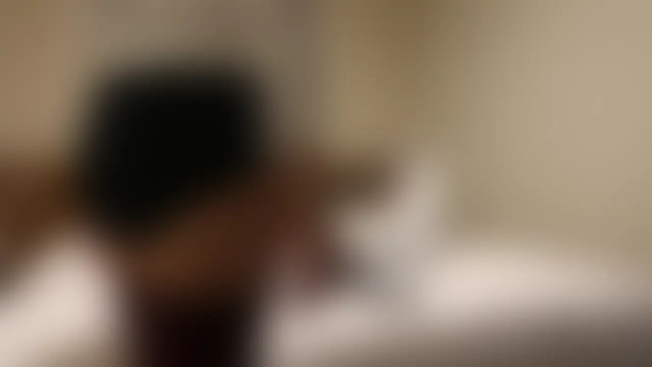 どうしても性欲が抑えられなかった。
女装自縛オナニー。
そんな中思いついたのが、元カノの合鍵だった。
急な別れで、合鍵を返す間もなく分かれっていった元カノ
身長は170㎝
ちょうど自分でも着れる服が多かった。
元カノのベッドに座って、レオタードを身に着けると、
心地よい締め付け感が興奮をさそった。
「ガチャッ」
その時だった。ふいに玄関があく音がして、
元カノが現れた。
長身に、今しがたまで運動していた髪を揺らして、
「ねえ ここでなにしているの?」
元カノの問いに、体が硬直して、
「あ、うん、ちょっと」
と答えるのがやっとだった。
(女の子がブルマと体操服なのは謎 コスプレなのかな) (2/2)